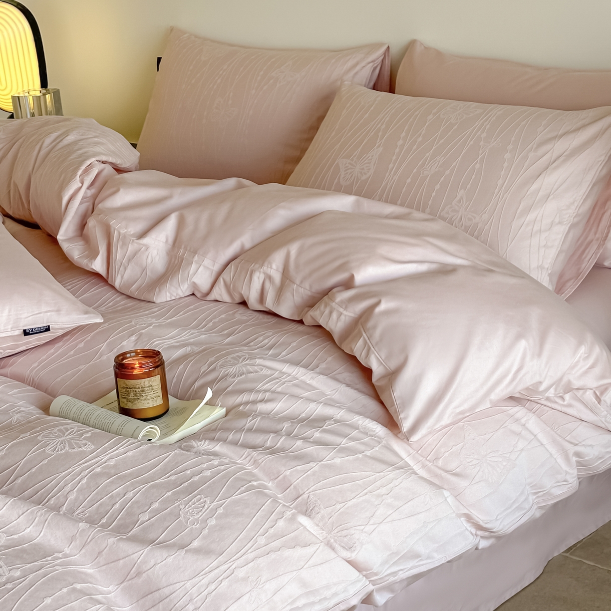 91家纺网 家纺一手货源 找家纺 如一  2026新款60S全棉水洗提花立体厚织浮雕四件套 蝶梦-唯美粉