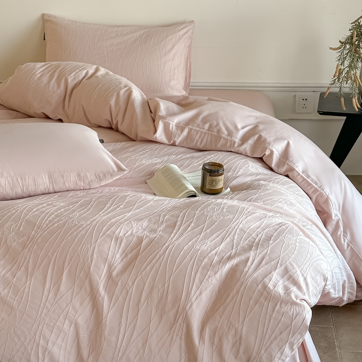 91家纺网 家纺一手货源 找家纺 如一  2026新款60S全棉水洗提花立体厚织浮雕四件套 蝶梦-唯美粉