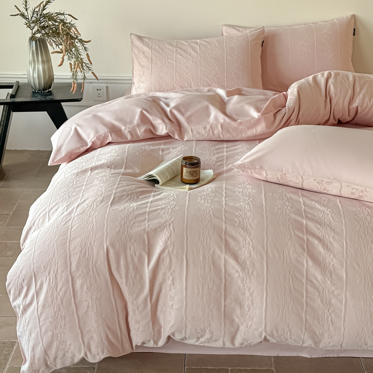 91家纺网 家纺一手货源 找家纺 如一  2026新款60S全棉水洗提花立体厚织浮雕四件套 花蔓-唯美粉