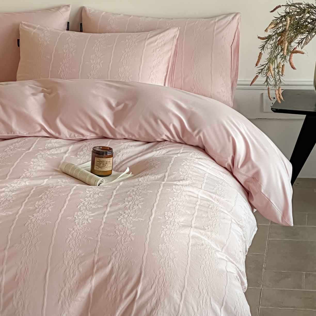 91家纺网 家纺一手货源 找家纺 如一  2026新款60S全棉水洗提花立体厚织浮雕四件套 花蔓-唯美粉