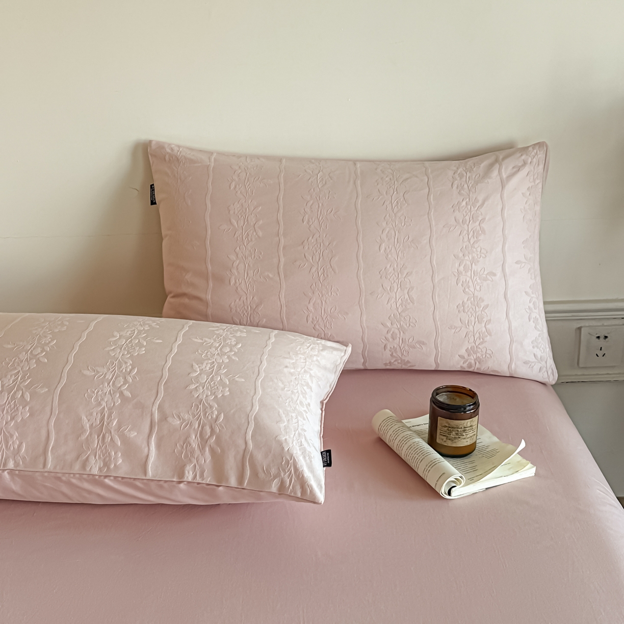 91家纺网 家纺一手货源 找家纺 如一  2026新款60S全棉水洗提花立体厚织浮雕四件套 花蔓-唯美粉