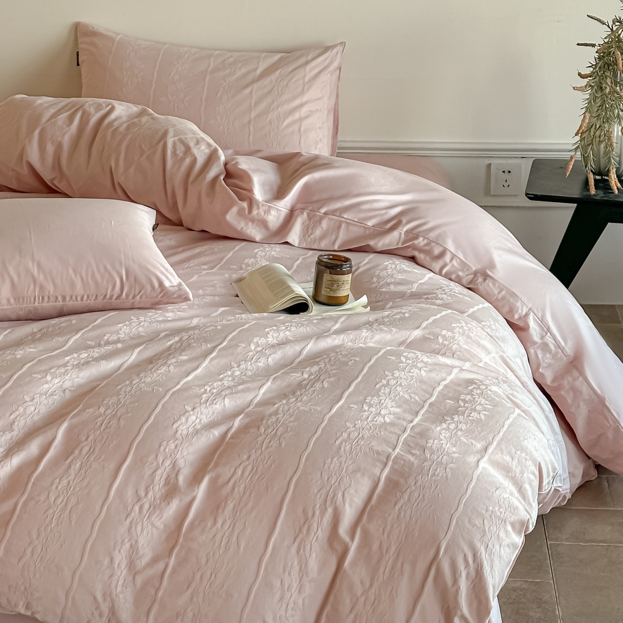 91家纺网 家纺一手货源 找家纺 如一  2026新款60S全棉水洗提花立体厚织浮雕四件套 花蔓-唯美粉