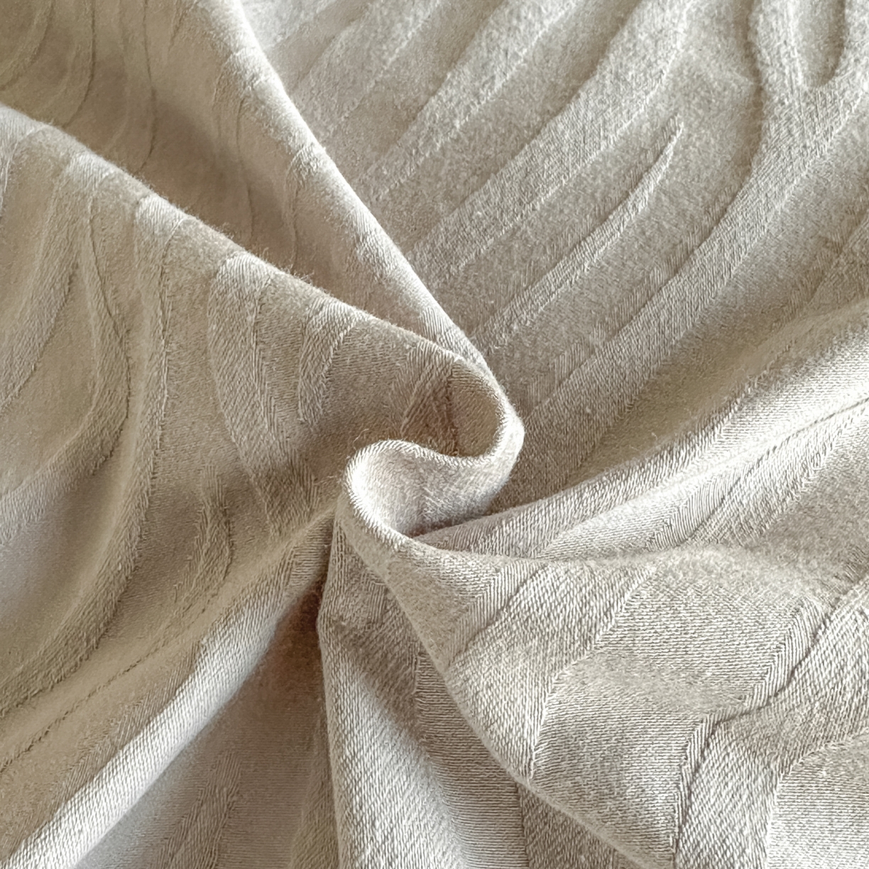 91家纺网 家纺一手货源 找家纺 如一  2026新款60S全棉水洗提花立体厚织浮雕四件套 流年-金属灰