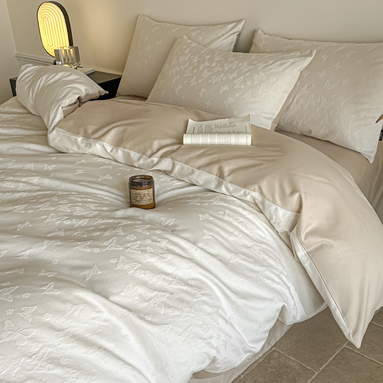 91家纺网 家纺一手货源 找家纺 如一  2026新款60S全棉水洗提花立体厚织浮雕四件套 迷蝶-奶米杏