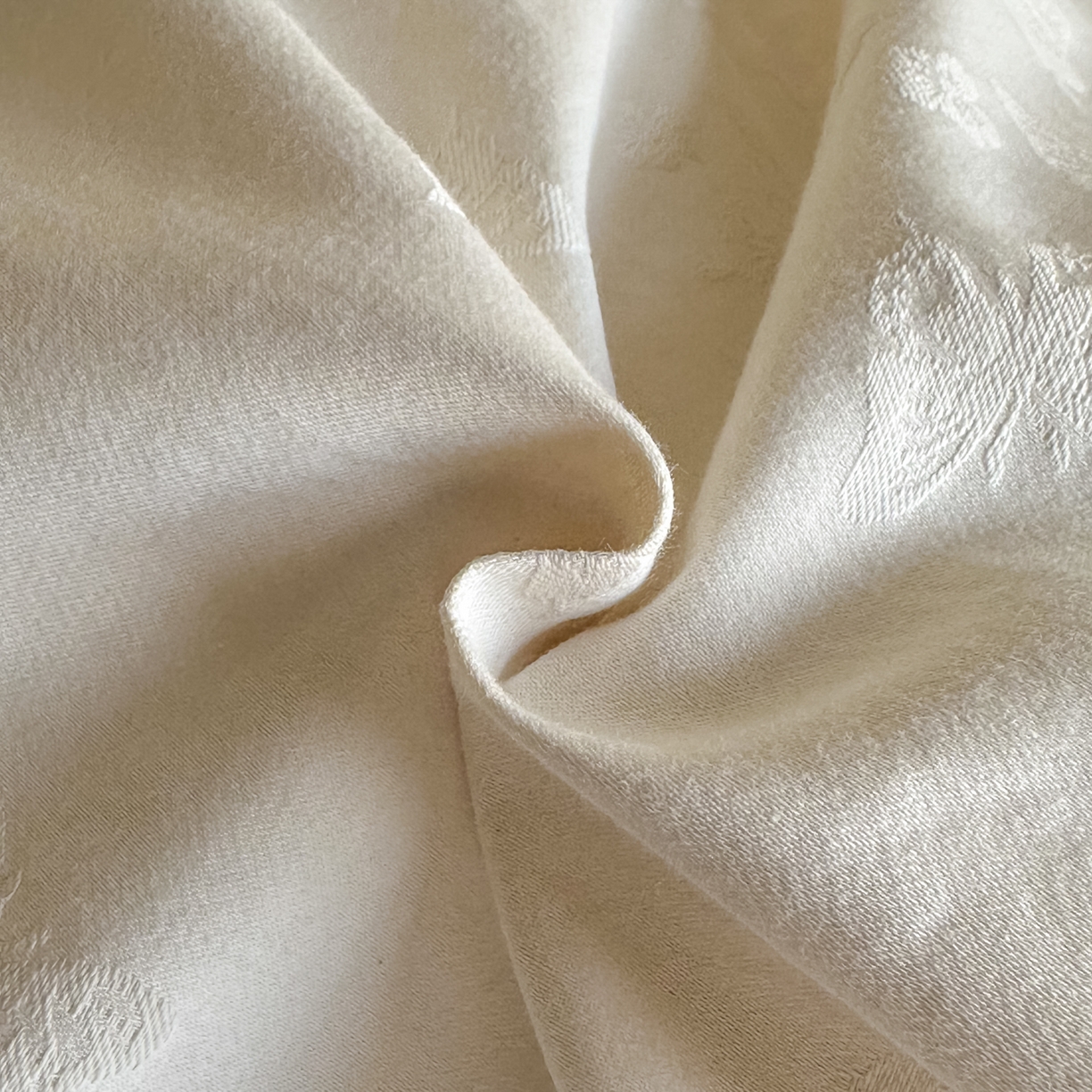 91家纺网 家纺一手货源 找家纺 如一  2026新款60S全棉水洗提花立体厚织浮雕四件套 迷蝶-奶米杏