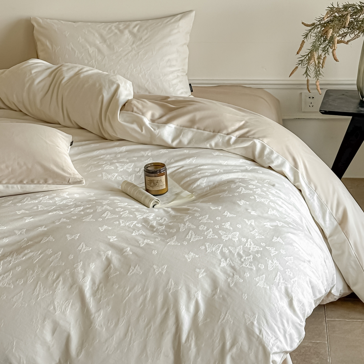 91家纺网 家纺一手货源 找家纺 如一  2026新款60S全棉水洗提花立体厚织浮雕四件套 迷蝶-奶米杏