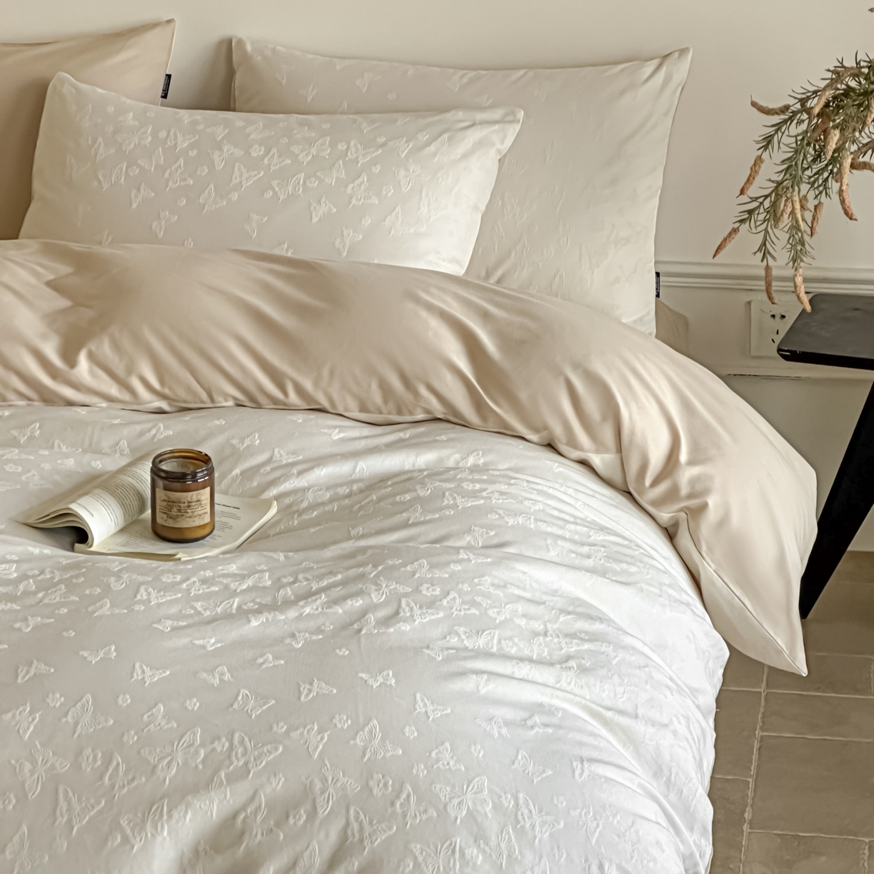 91家纺网 家纺一手货源 找家纺 如一  2026新款60S全棉水洗提花立体厚织浮雕四件套 迷蝶-奶米杏