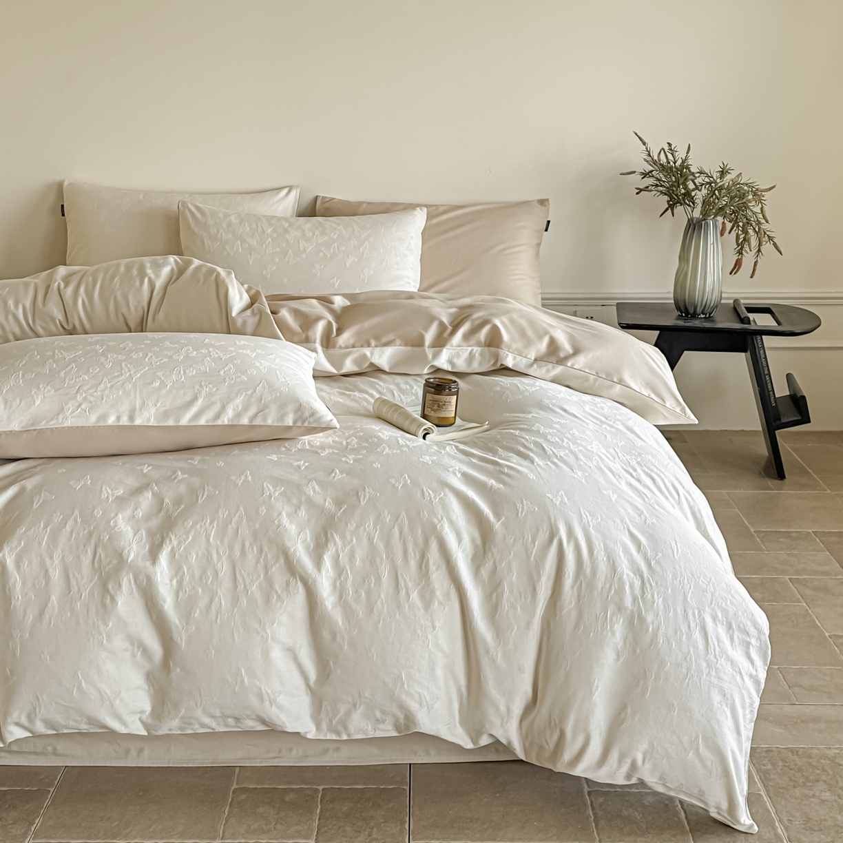 91家纺网 家纺一手货源 找家纺 如一  2026新款60S全棉水洗提花立体厚织浮雕四件套 迷蝶-奶米杏