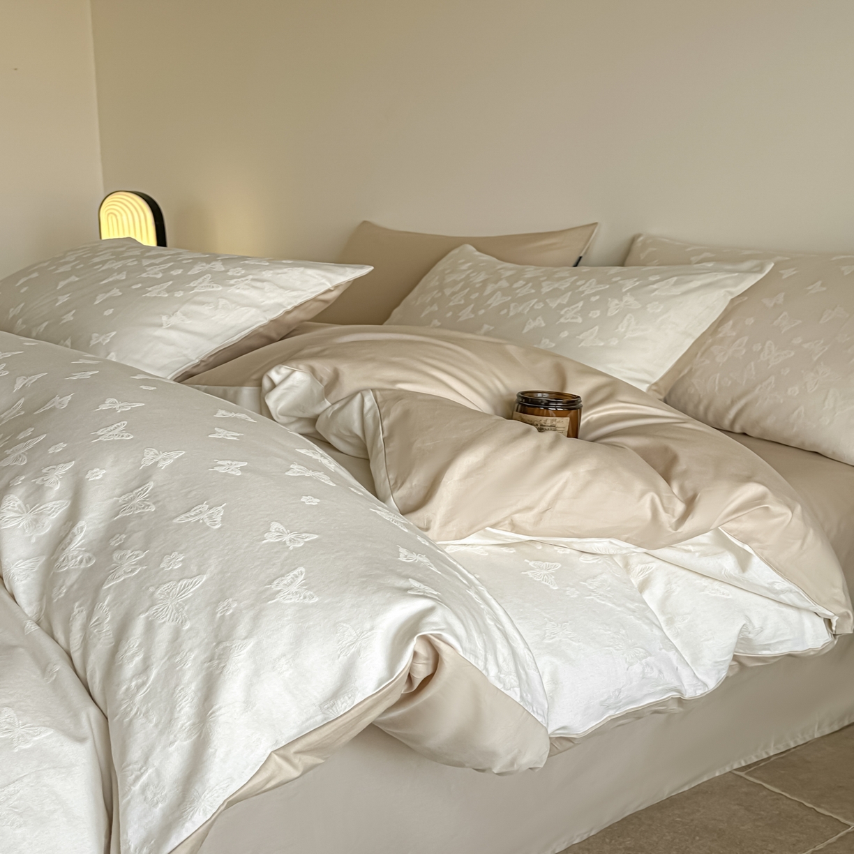 91家纺网 家纺一手货源 找家纺 如一  2026新款60S全棉水洗提花立体厚织浮雕四件套 迷蝶-奶米杏