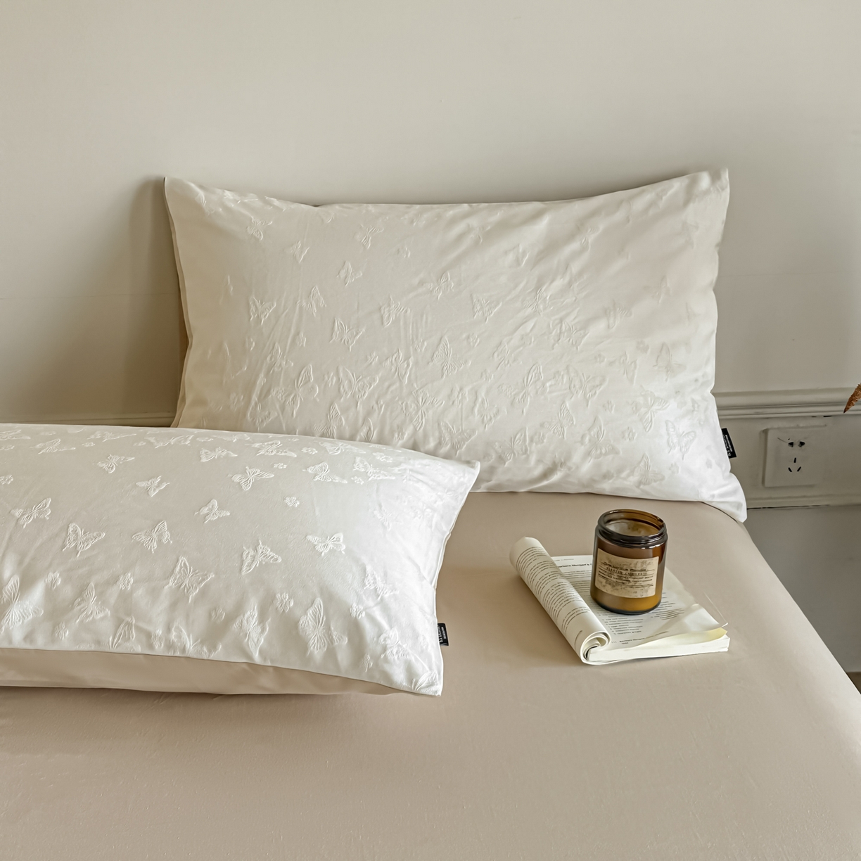 91家纺网 家纺一手货源 找家纺 如一  2026新款60S全棉水洗提花立体厚织浮雕四件套 迷蝶-奶米杏