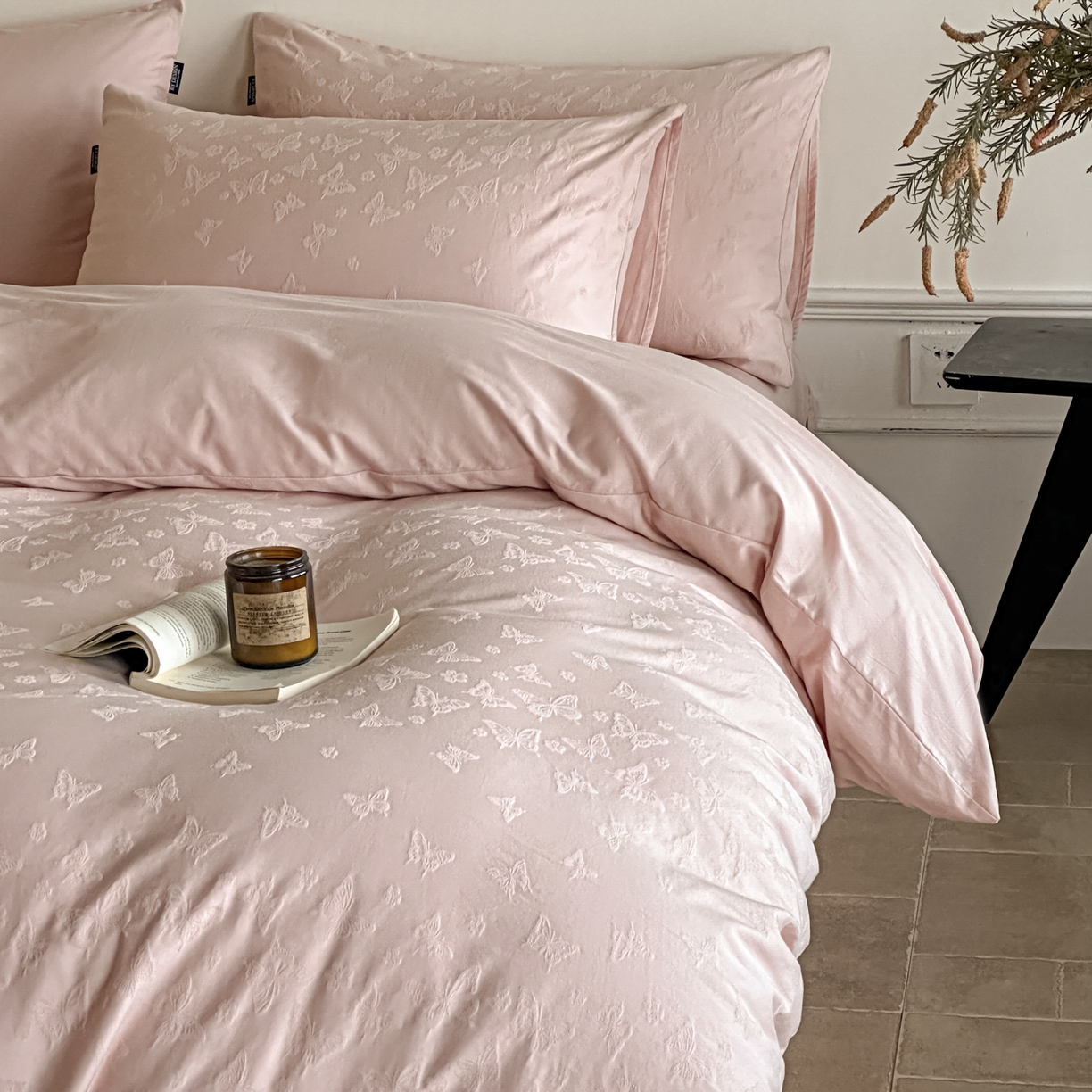 91家纺网 家纺一手货源 找家纺 如一  2026新款60S全棉水洗提花立体厚织浮雕四件套 迷蝶-唯美粉