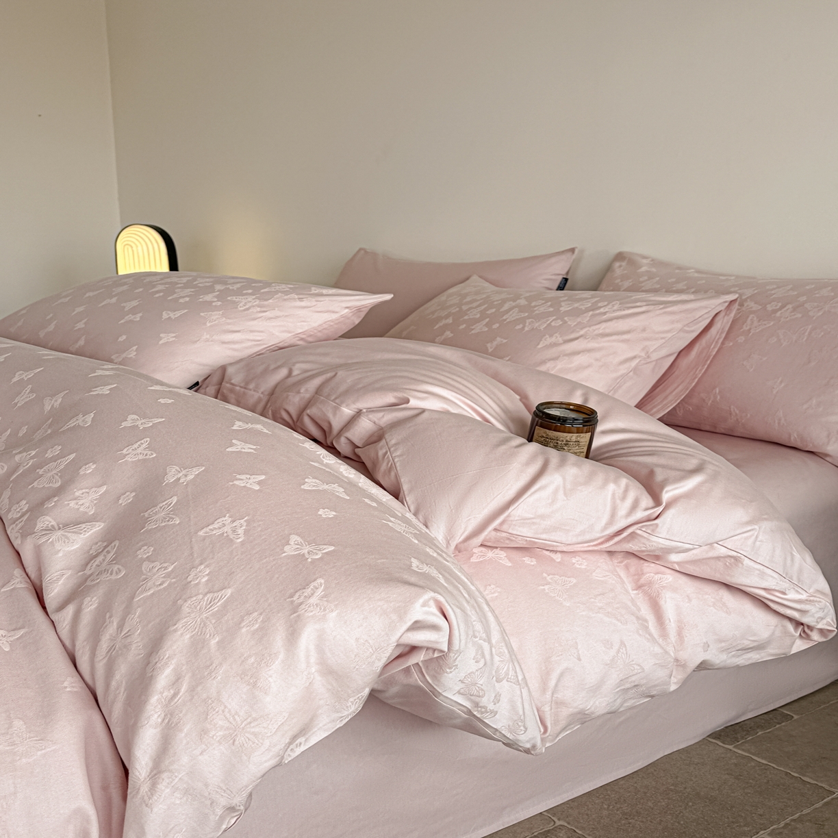 91家纺网 家纺一手货源 找家纺 如一  2026新款60S全棉水洗提花立体厚织浮雕四件套 迷蝶-唯美粉