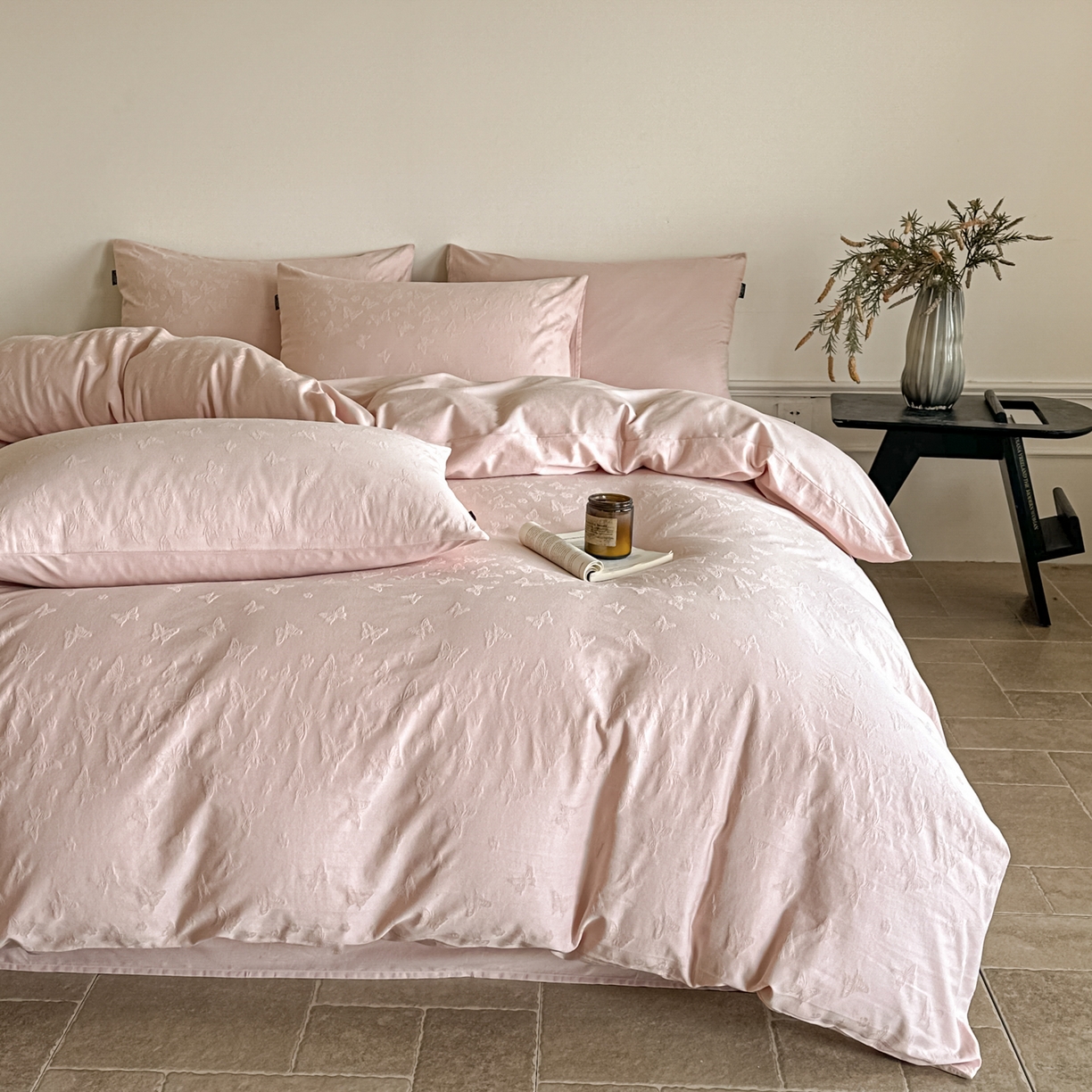 91家纺网 家纺一手货源 找家纺 如一  2026新款60S全棉水洗提花立体厚织浮雕四件套 迷蝶-唯美粉