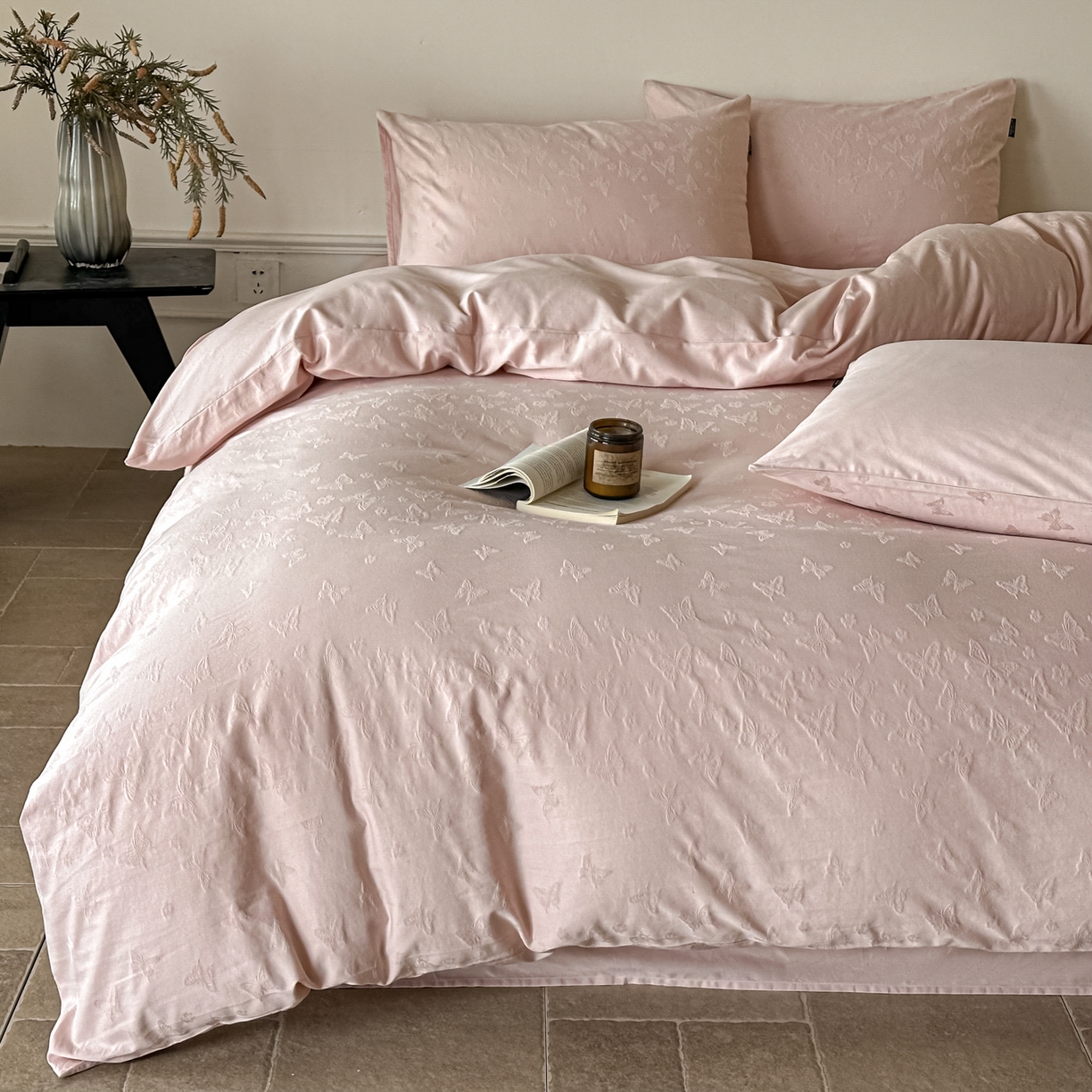 91家纺网 家纺一手货源 找家纺 如一  2026新款60S全棉水洗提花立体厚织浮雕四件套 迷蝶-唯美粉