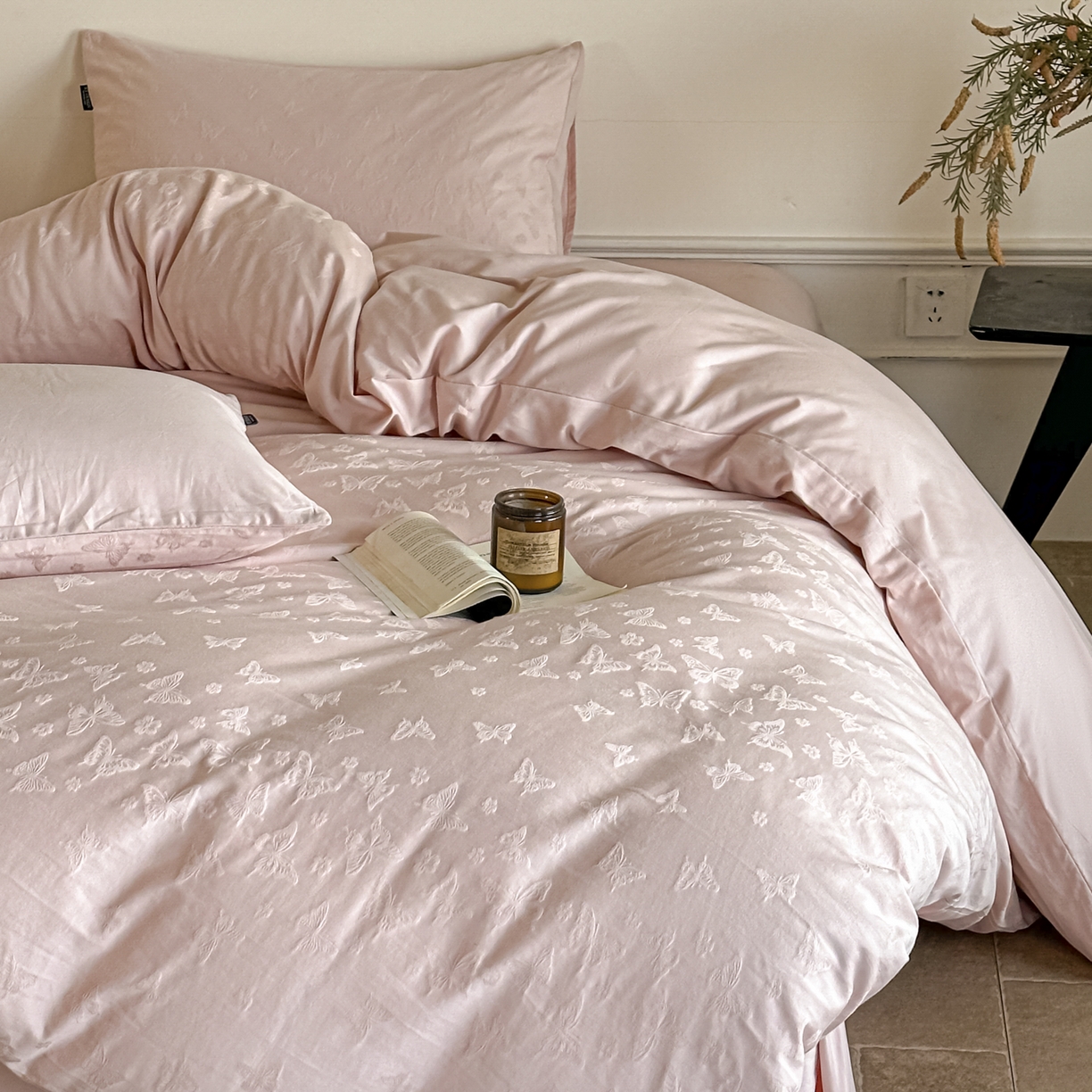 91家纺网 家纺一手货源 找家纺 如一  2026新款60S全棉水洗提花立体厚织浮雕四件套 迷蝶-唯美粉