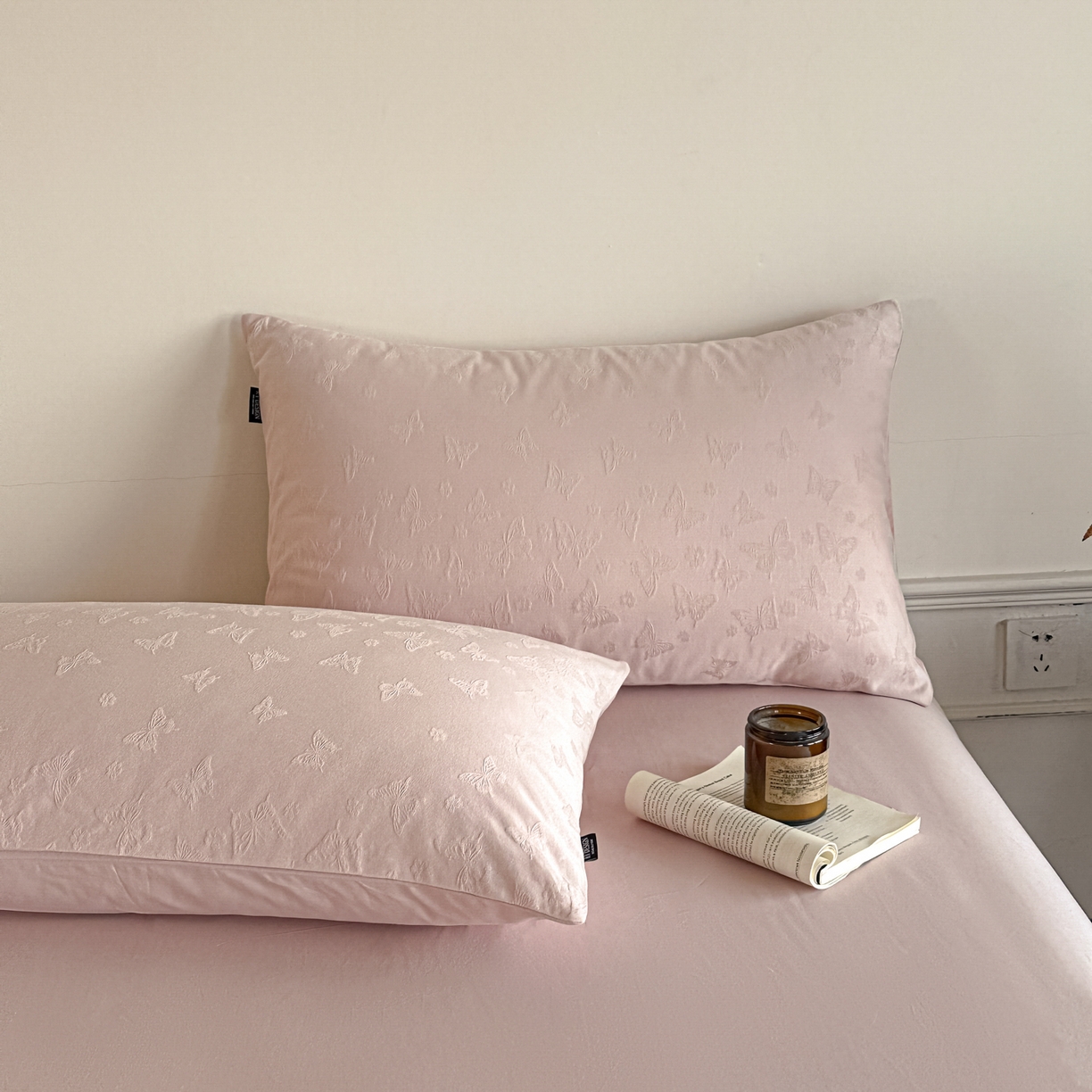 91家纺网 家纺一手货源 找家纺 如一  2026新款60S全棉水洗提花立体厚织浮雕四件套 迷蝶-唯美粉