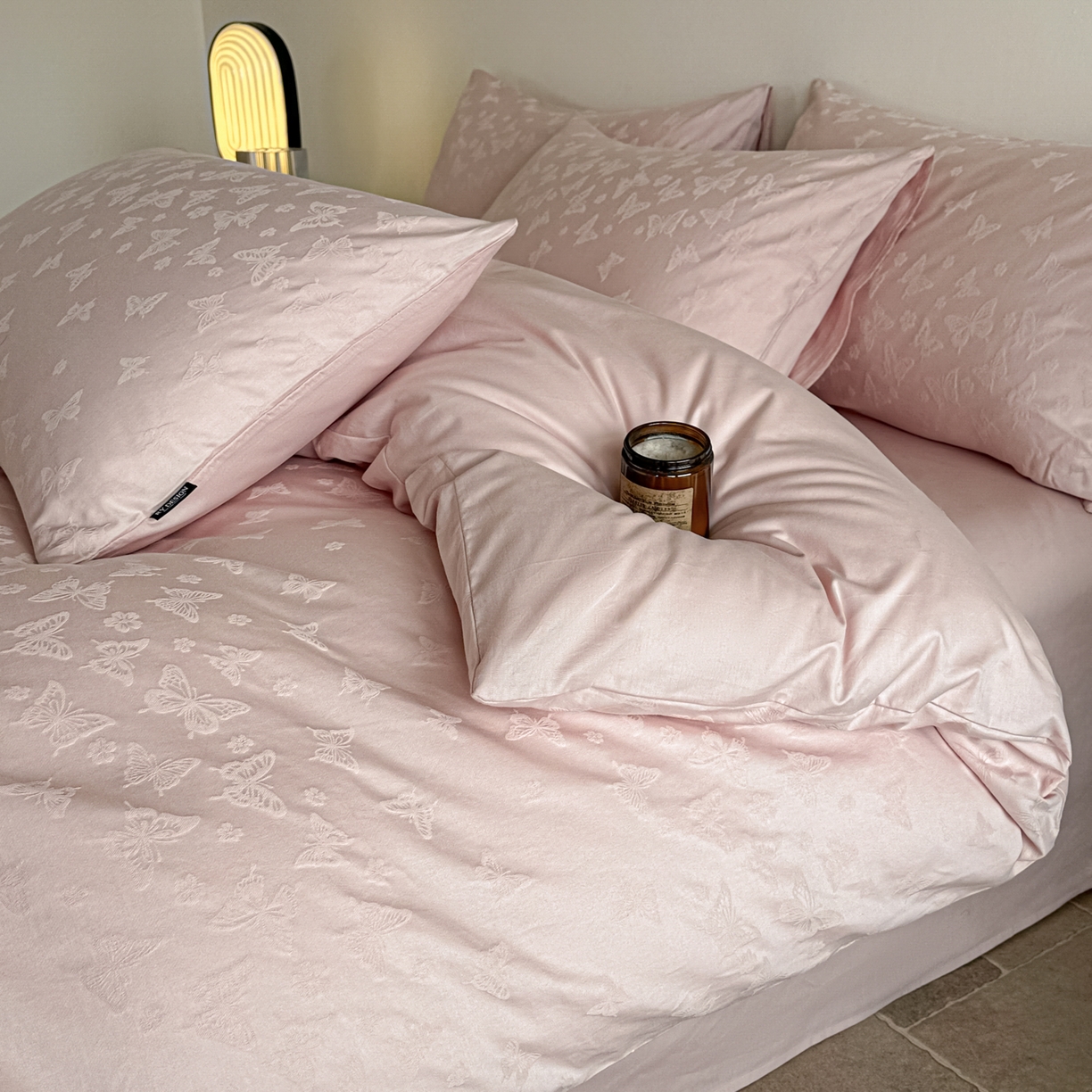 91家纺网 家纺一手货源 找家纺 如一  2026新款60S全棉水洗提花立体厚织浮雕四件套 迷蝶-唯美粉