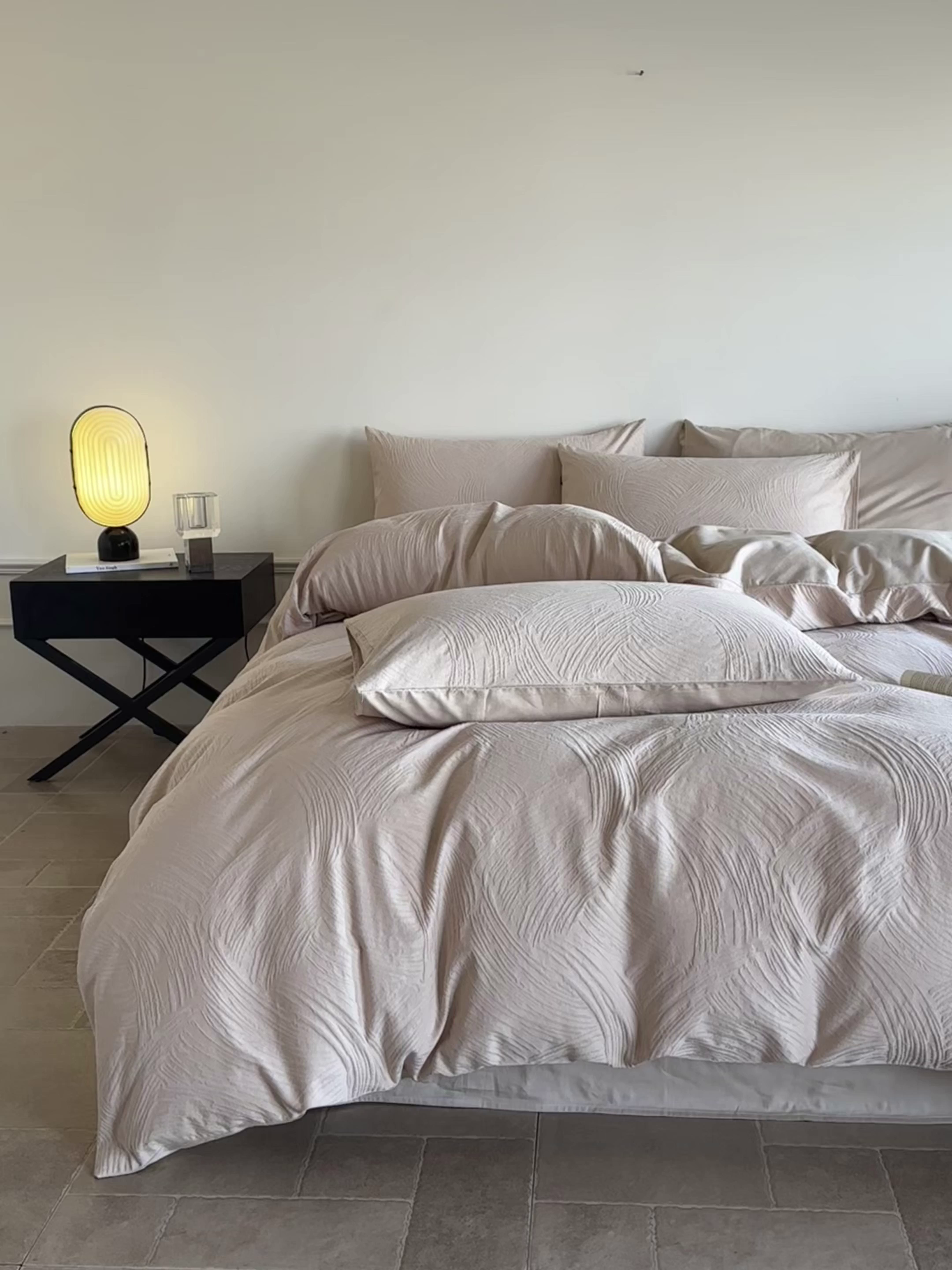 91家纺网 家纺一手货源 找家纺 如一  2026新款60S全棉水洗提花立体厚织浮雕四件套 肌理-暖杏米