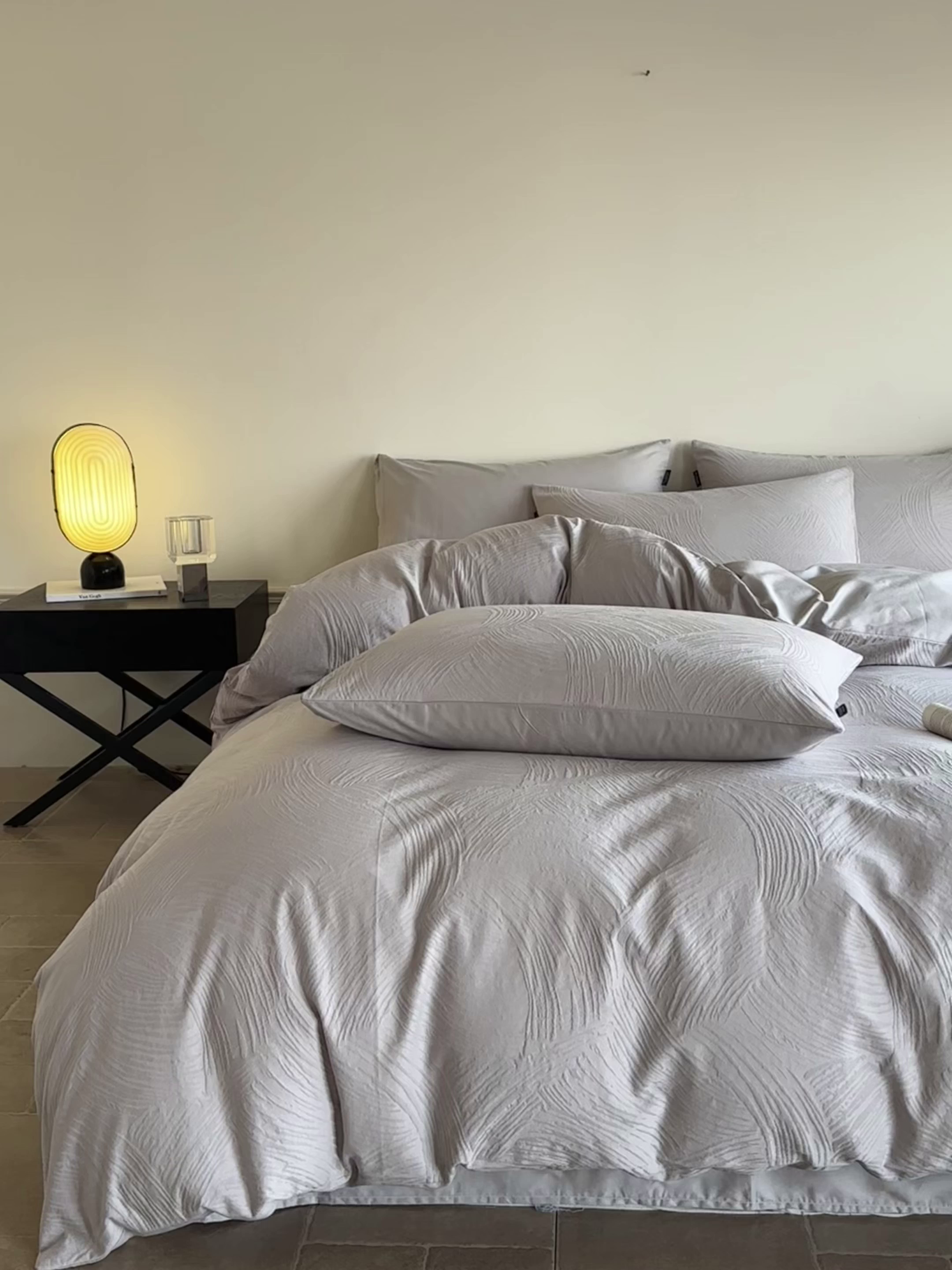 91家纺网 家纺一手货源 找家纺 如一  2026新款60S全棉水洗提花立体厚织浮雕四件套 肌理-雅致银