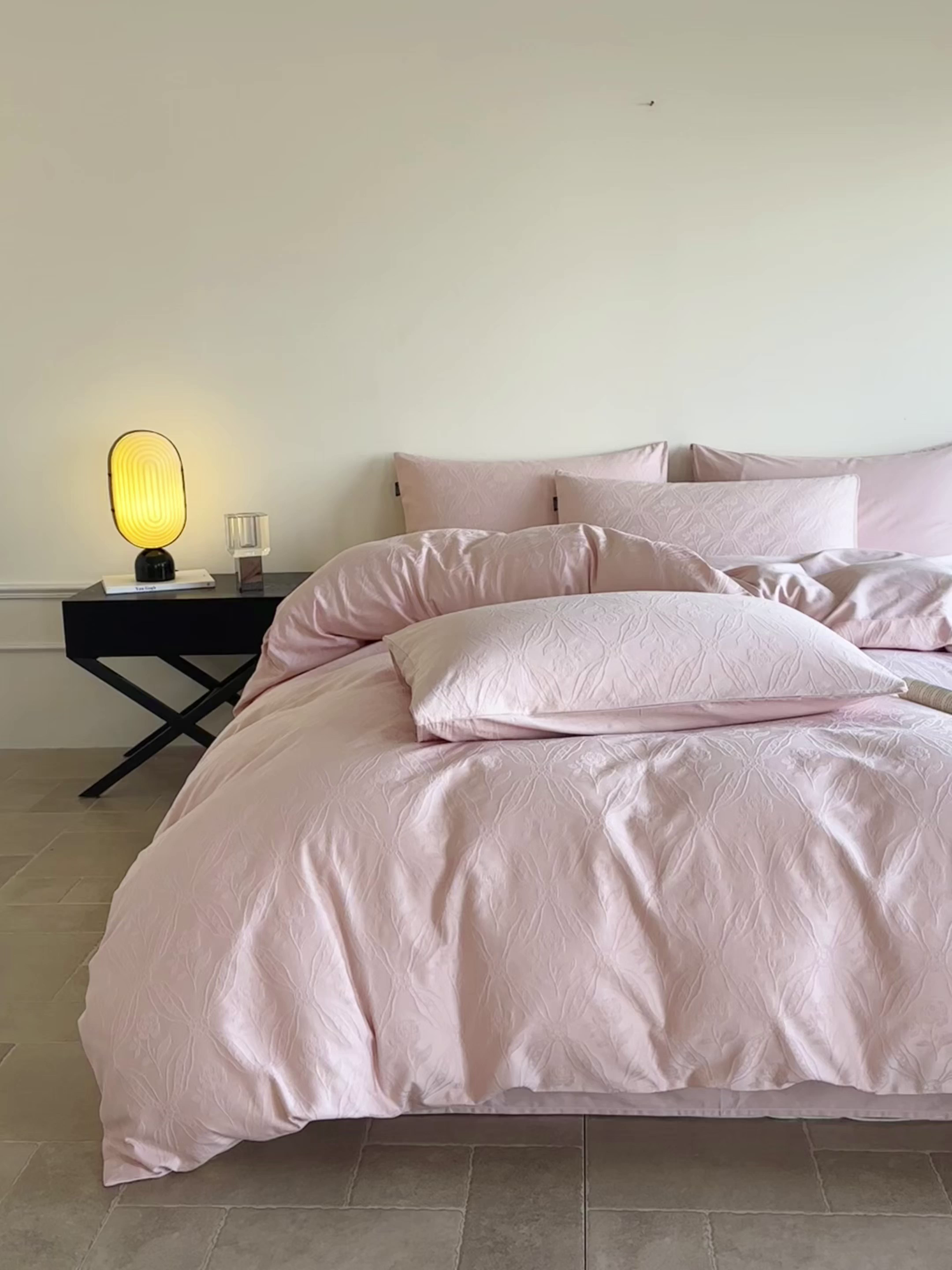 91家纺网 家纺一手货源 找家纺 如一  2026新款60S全棉水洗提花立体厚织浮雕四件套 暗香-唯美粉