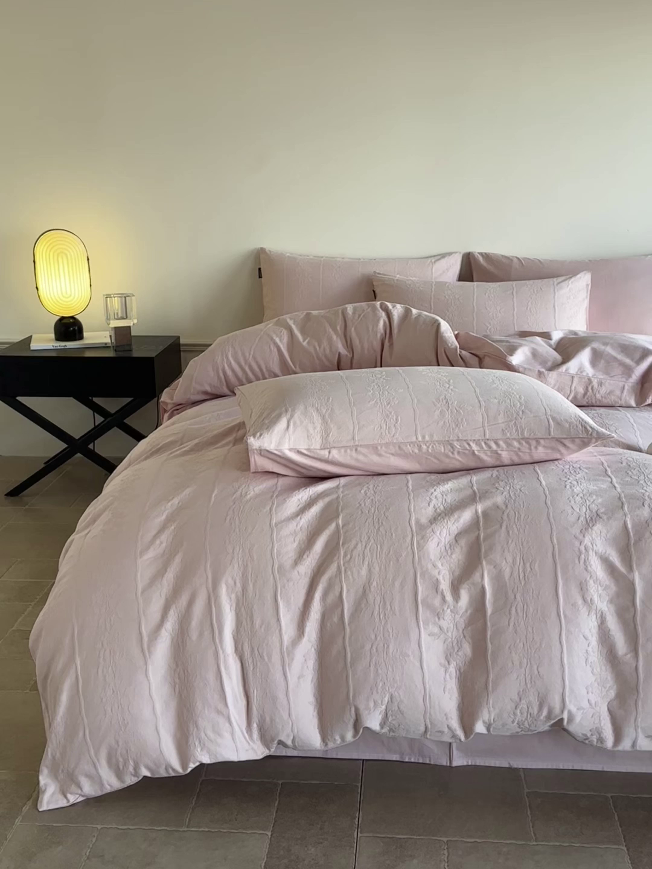 91家纺网 家纺一手货源 找家纺 如一  2026新款60S全棉水洗提花立体厚织浮雕四件套 花蔓-唯美粉