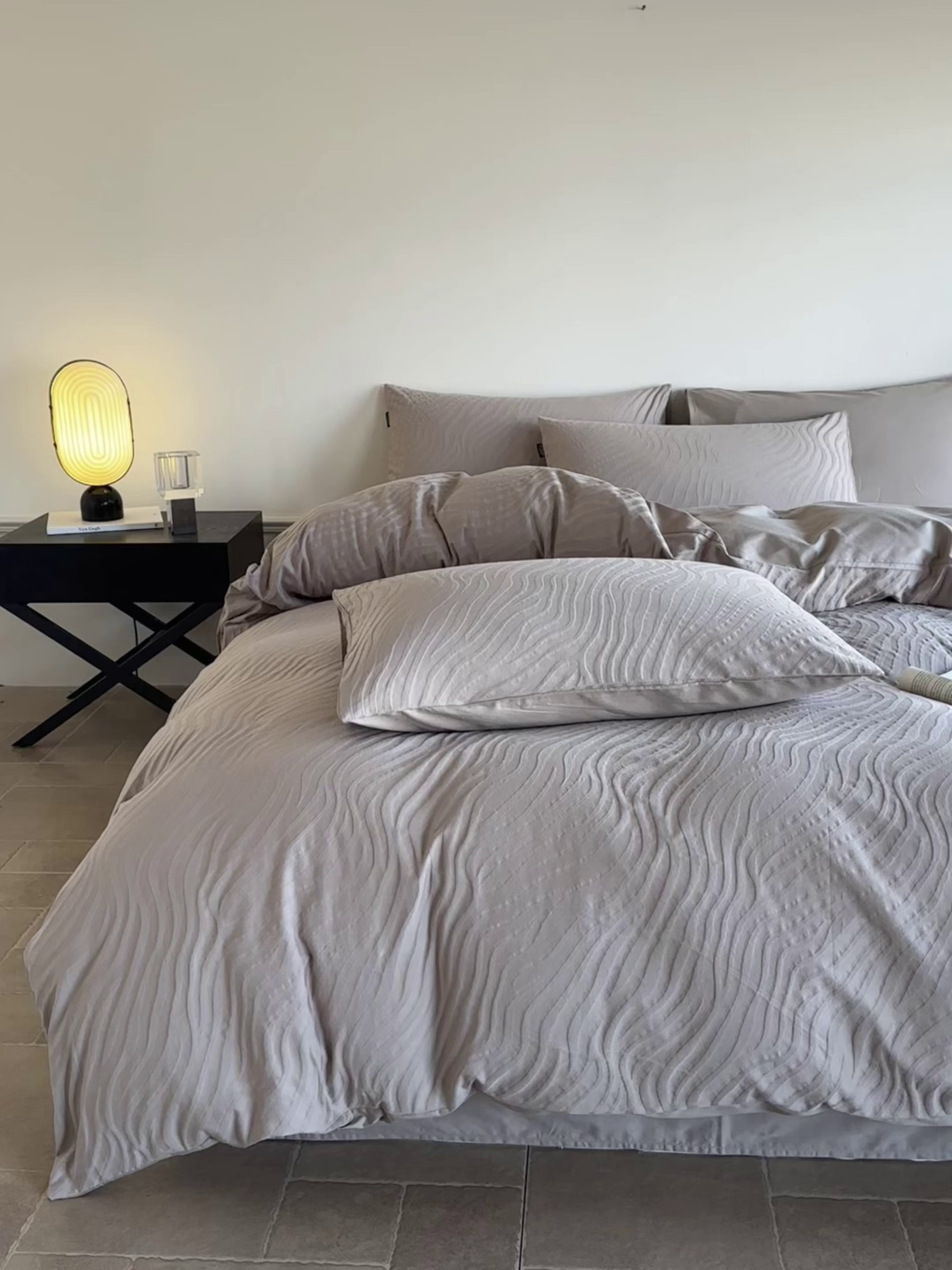 91家纺网 家纺一手货源 找家纺 如一  2026新款60S全棉水洗提花立体厚织浮雕四件套 流年-金属灰