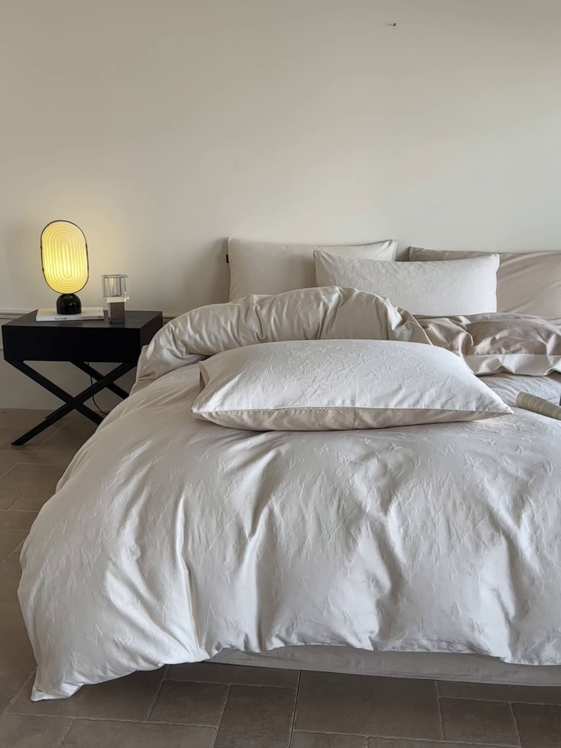 91家纺网 家纺一手货源 找家纺 如一  2026新款60S全棉水洗提花立体厚织浮雕四件套 迷蝶-奶米杏