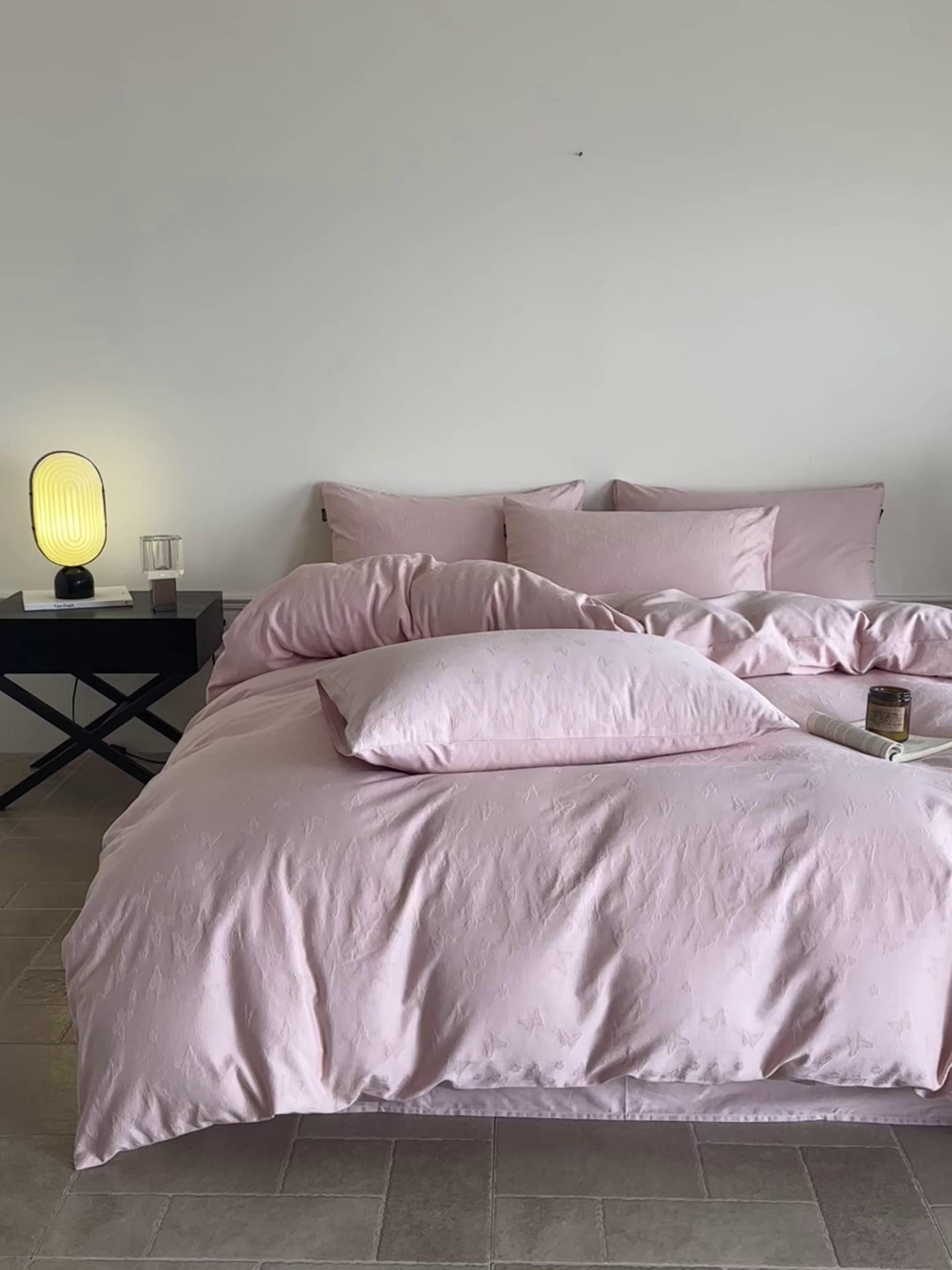 91家纺网 家纺一手货源 找家纺 如一  2026新款60S全棉水洗提花立体厚织浮雕四件套 迷蝶-唯美粉