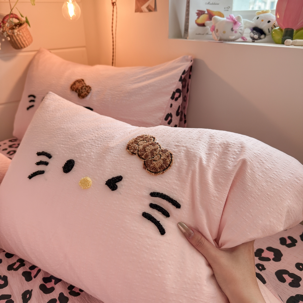 91家纺网 家纺一手货源 找家纺 卡斯诺家纺馆 2026新款皱皱棉双层纱毛巾绣四件套（下载文件包含买家秀） 摩登猫咪-玉粉