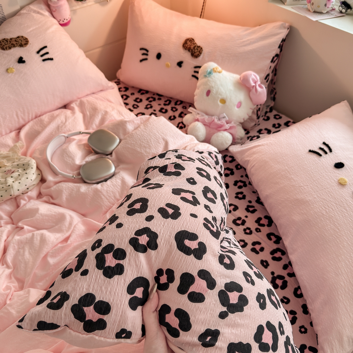 91家纺网 家纺一手货源 找家纺 卡斯诺家纺馆 2026新款皱皱棉双层纱毛巾绣四件套（下载文件包含买家秀） 摩登猫咪-玉粉