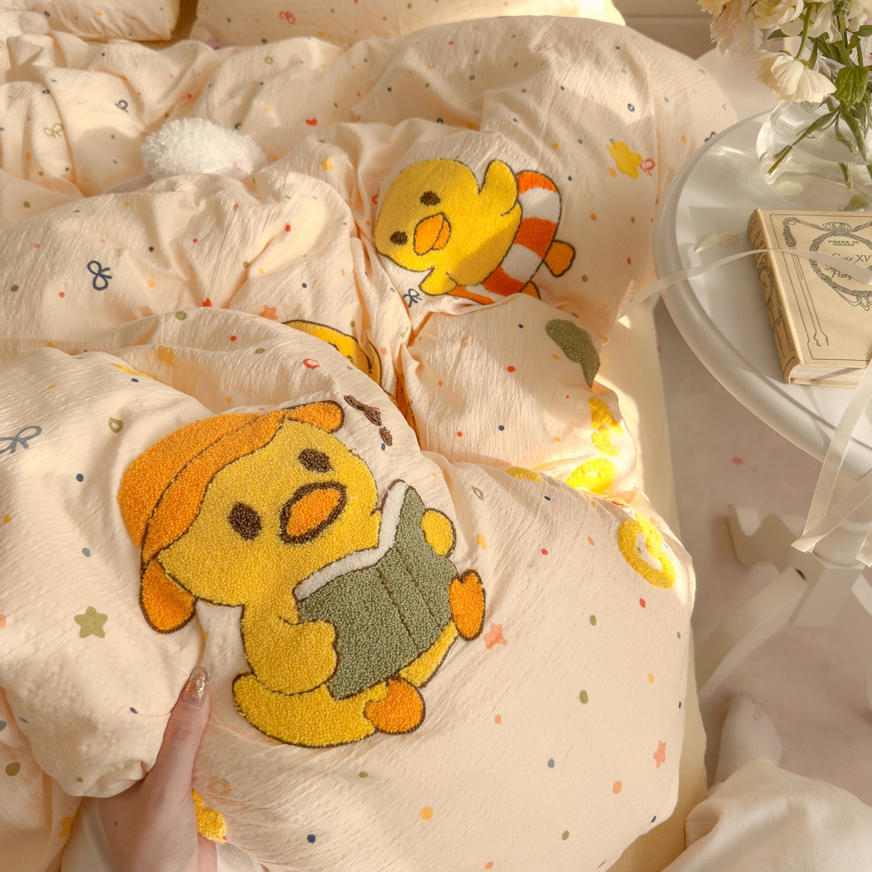 91家纺网 家纺一手货源 找家纺 卡斯诺家纺馆 2026新款皱皱棉双层纱毛巾绣四件套（下载文件包含买家秀） 开心小鸭