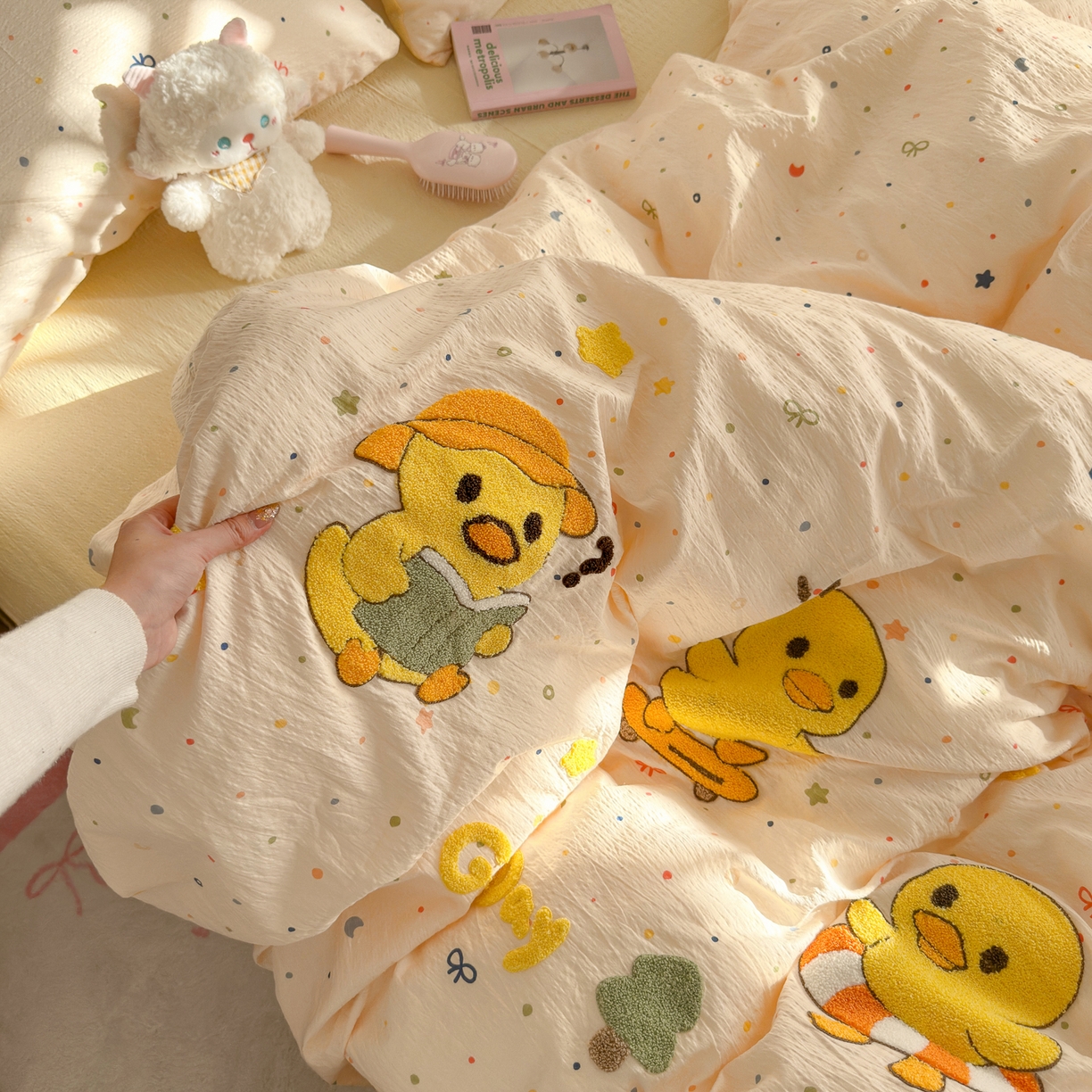 91家纺网 家纺一手货源 找家纺 卡斯诺家纺馆 2026新款皱皱棉双层纱毛巾绣四件套（下载文件包含买家秀） 开心小鸭