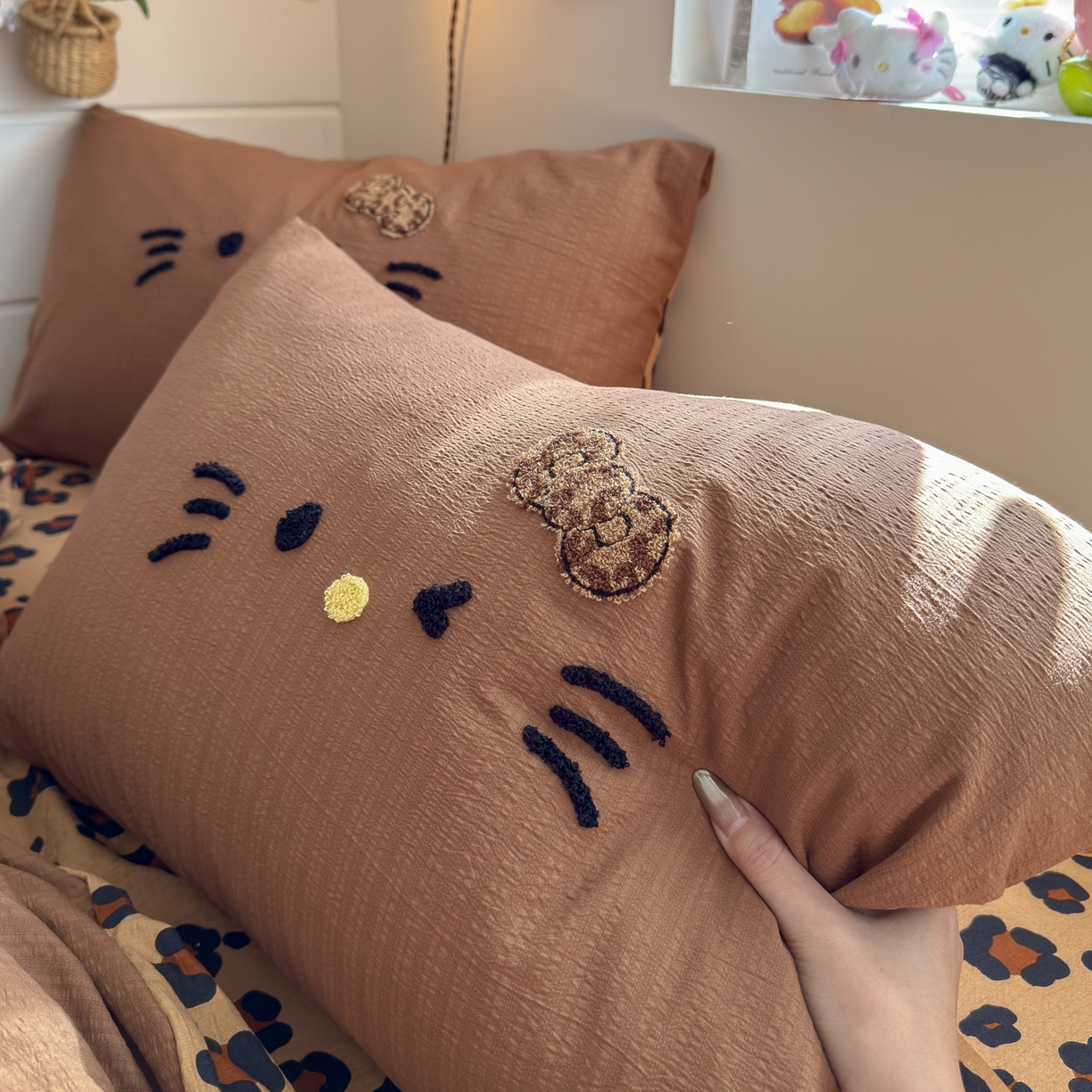 91家纺网 家纺一手货源 找家纺 卡斯诺家纺馆 2026新款皱皱棉双层纱毛巾绣四件套（下载文件包含买家秀） 摩登猫咪-咖色