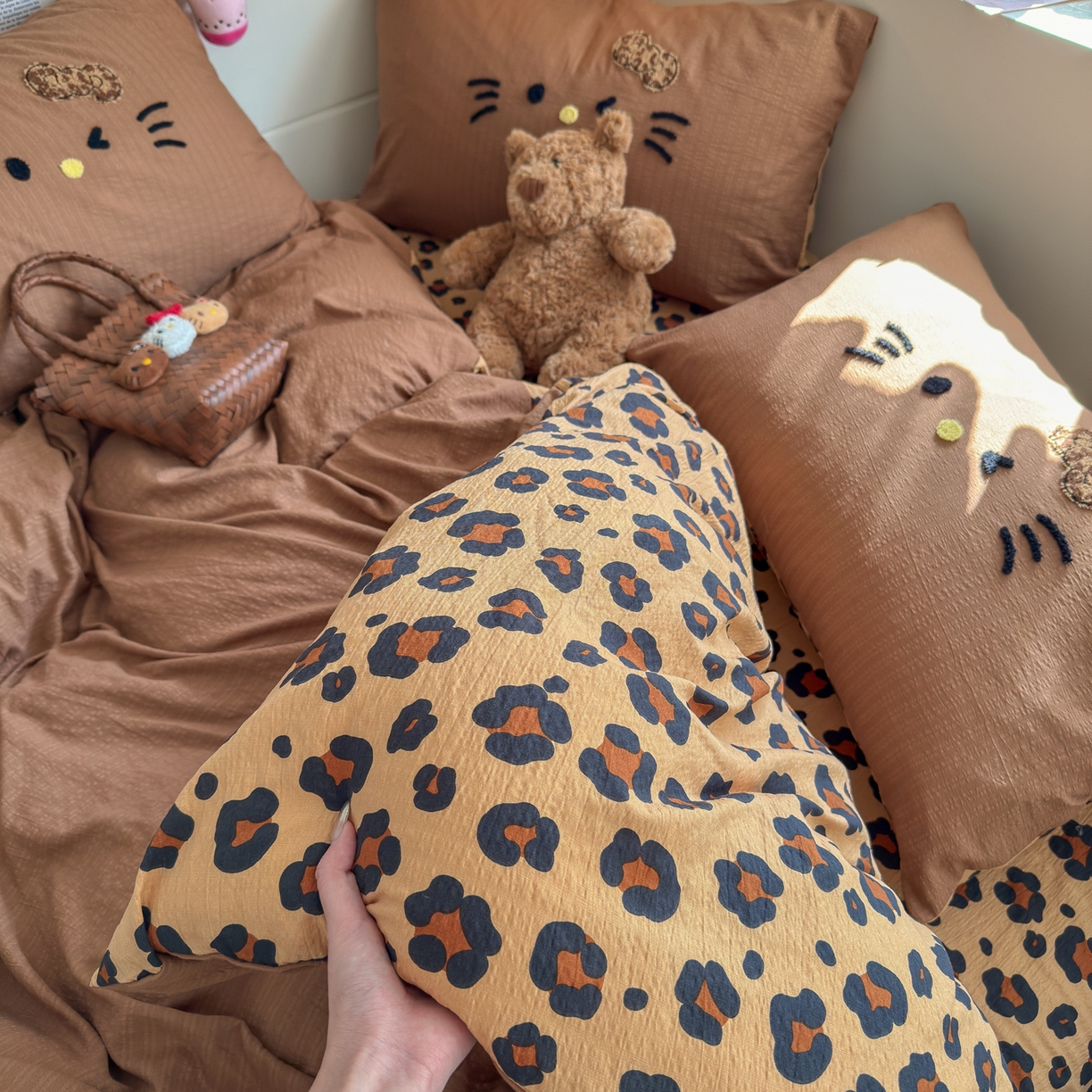 91家纺网 家纺一手货源 找家纺 卡斯诺家纺馆 2026新款皱皱棉双层纱毛巾绣四件套（下载文件包含买家秀） 摩登猫咪-咖色