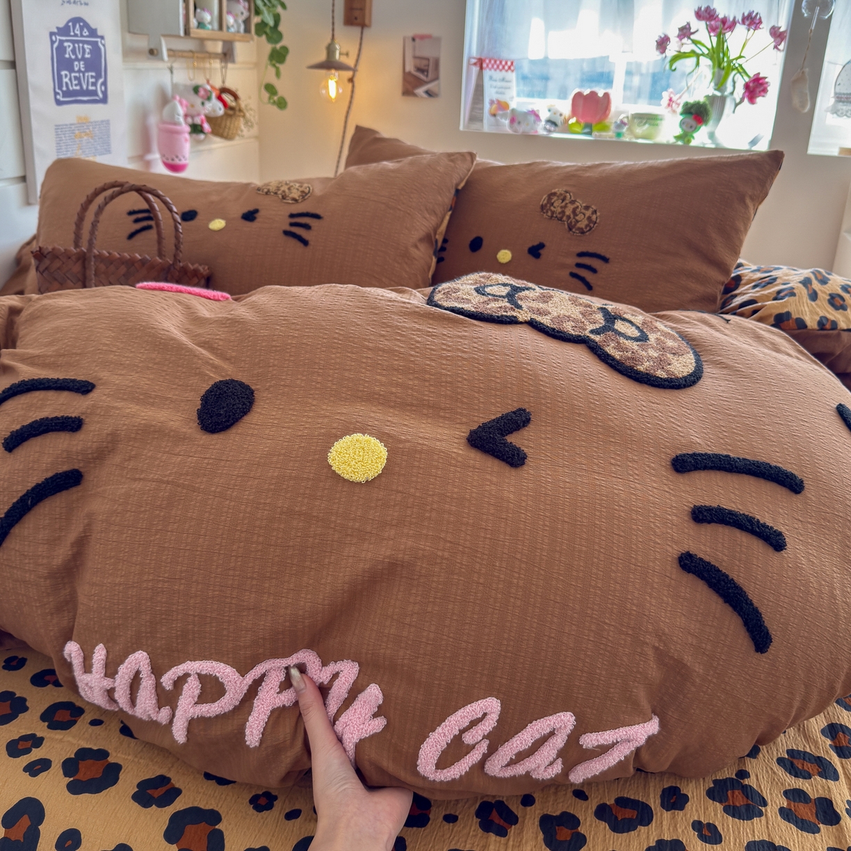 91家纺网 家纺一手货源 找家纺 卡斯诺家纺馆 2026新款皱皱棉双层纱毛巾绣四件套（下载文件包含买家秀） 摩登猫咪-咖色