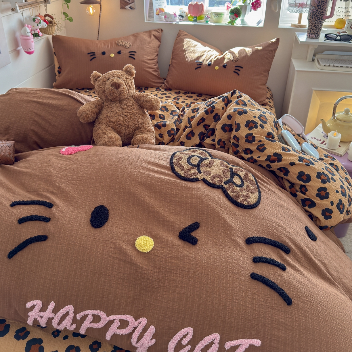 91家纺网 家纺一手货源 找家纺 卡斯诺家纺馆 2026新款皱皱棉双层纱毛巾绣四件套（下载文件包含买家秀） 摩登猫咪-咖色