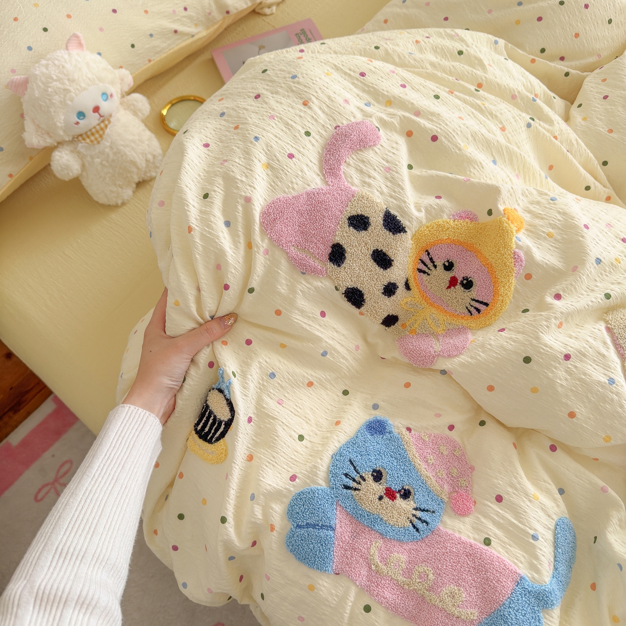 91家纺网 家纺一手货源 找家纺 卡斯诺家纺馆 2026新款皱皱棉双层纱毛巾绣四件套（下载文件包含买家秀） 快乐猫咪