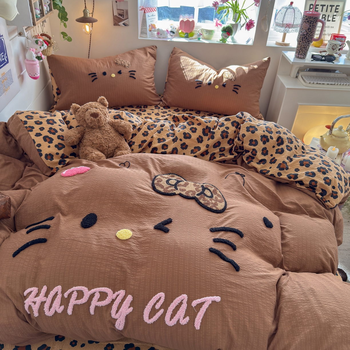 91家纺网 家纺一手货源 找家纺 卡斯诺家纺馆 2026新款皱皱棉双层纱毛巾绣四件套（下载文件包含买家秀） 摩登猫咪-咖色