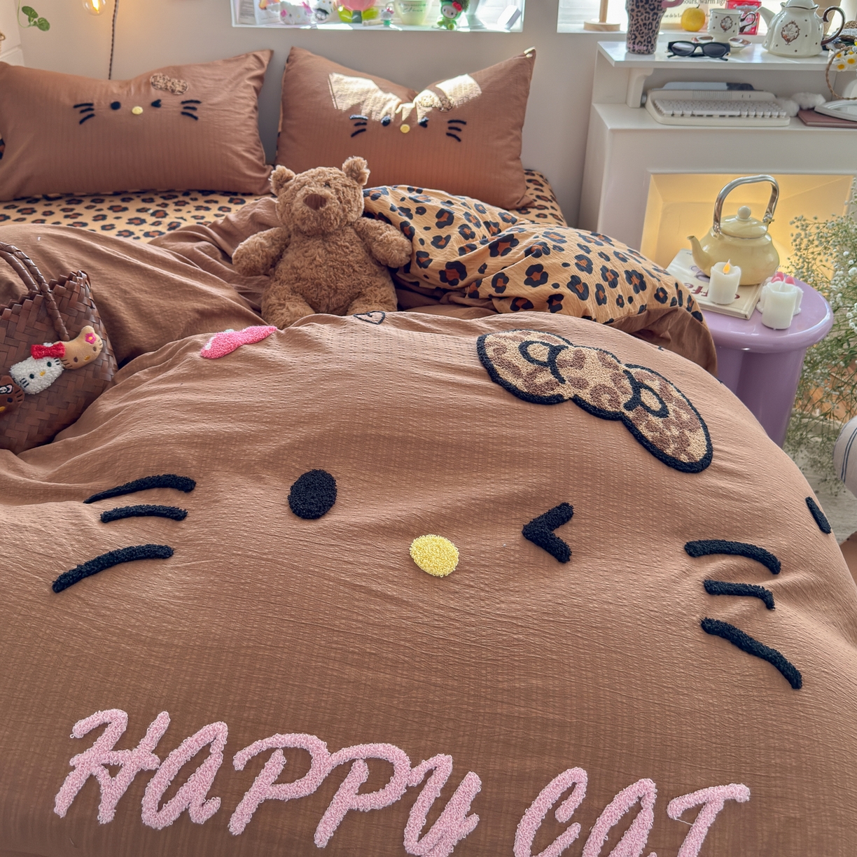 91家纺网 家纺一手货源 找家纺 卡斯诺家纺馆 2026新款皱皱棉双层纱毛巾绣四件套（下载文件包含买家秀） 摩登猫咪-咖色