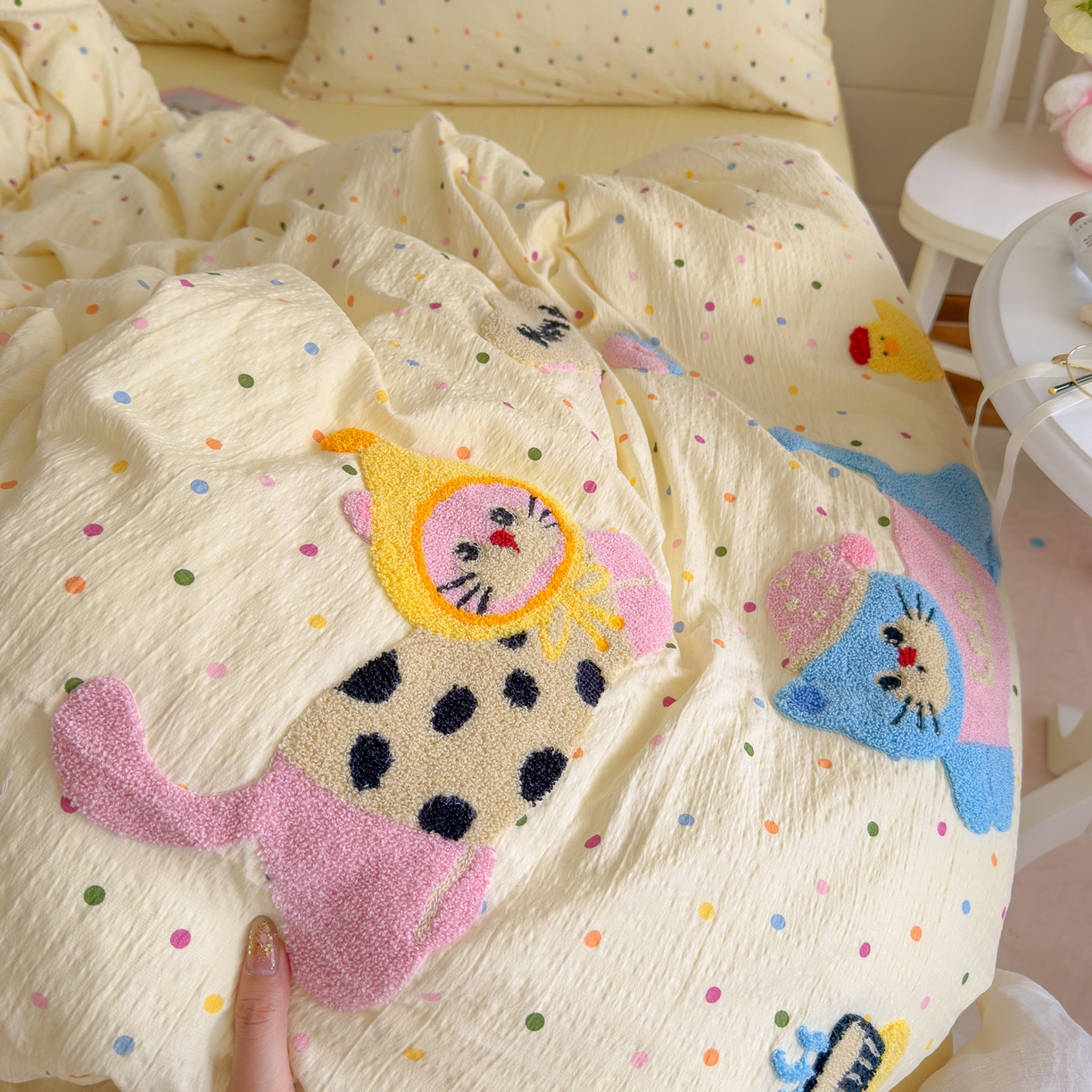 91家纺网 家纺一手货源 找家纺 卡斯诺家纺馆 2026新款皱皱棉双层纱毛巾绣四件套（下载文件包含买家秀） 快乐猫咪