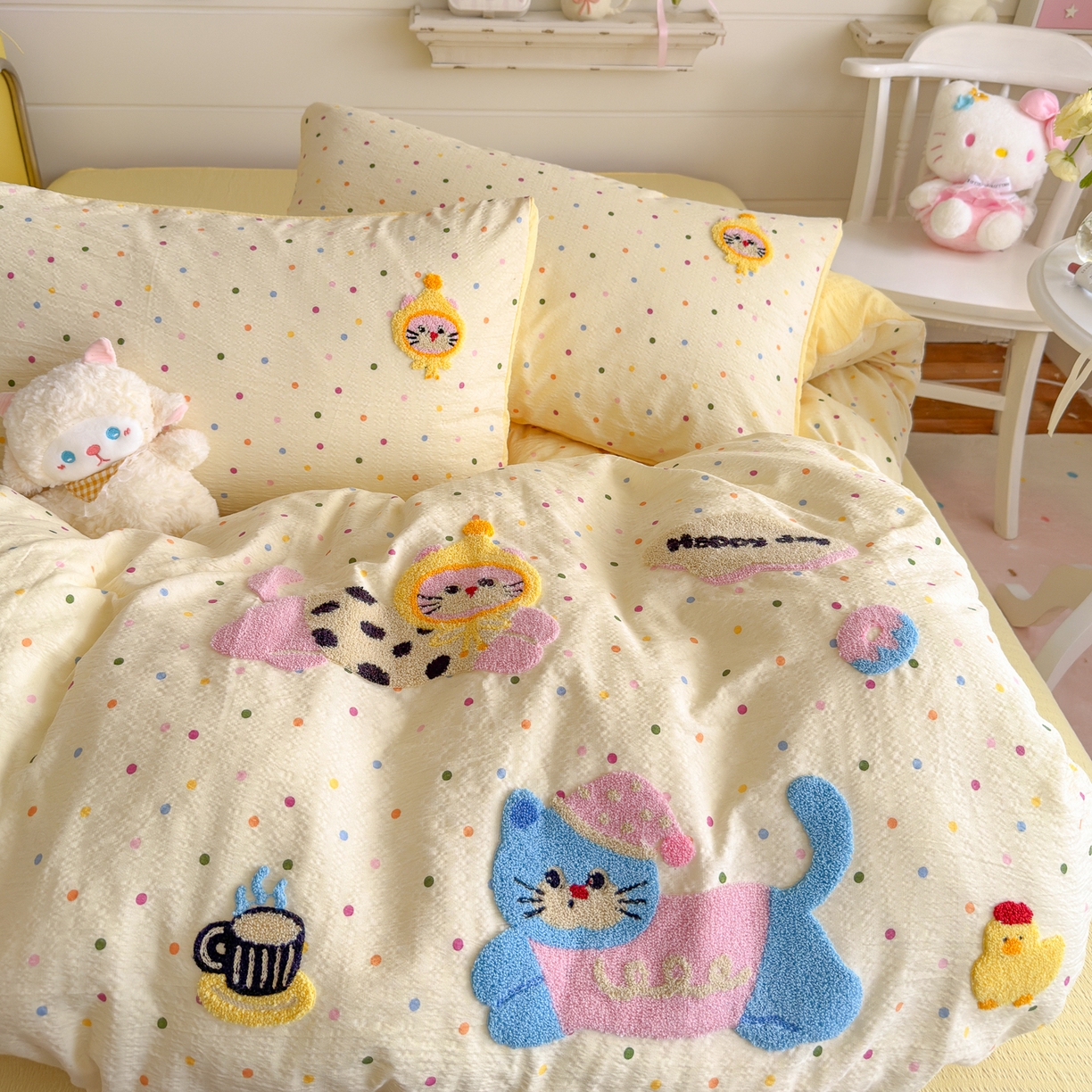 91家纺网 家纺一手货源 找家纺 卡斯诺家纺馆 2026新款皱皱棉双层纱毛巾绣四件套（下载文件包含买家秀） 快乐猫咪