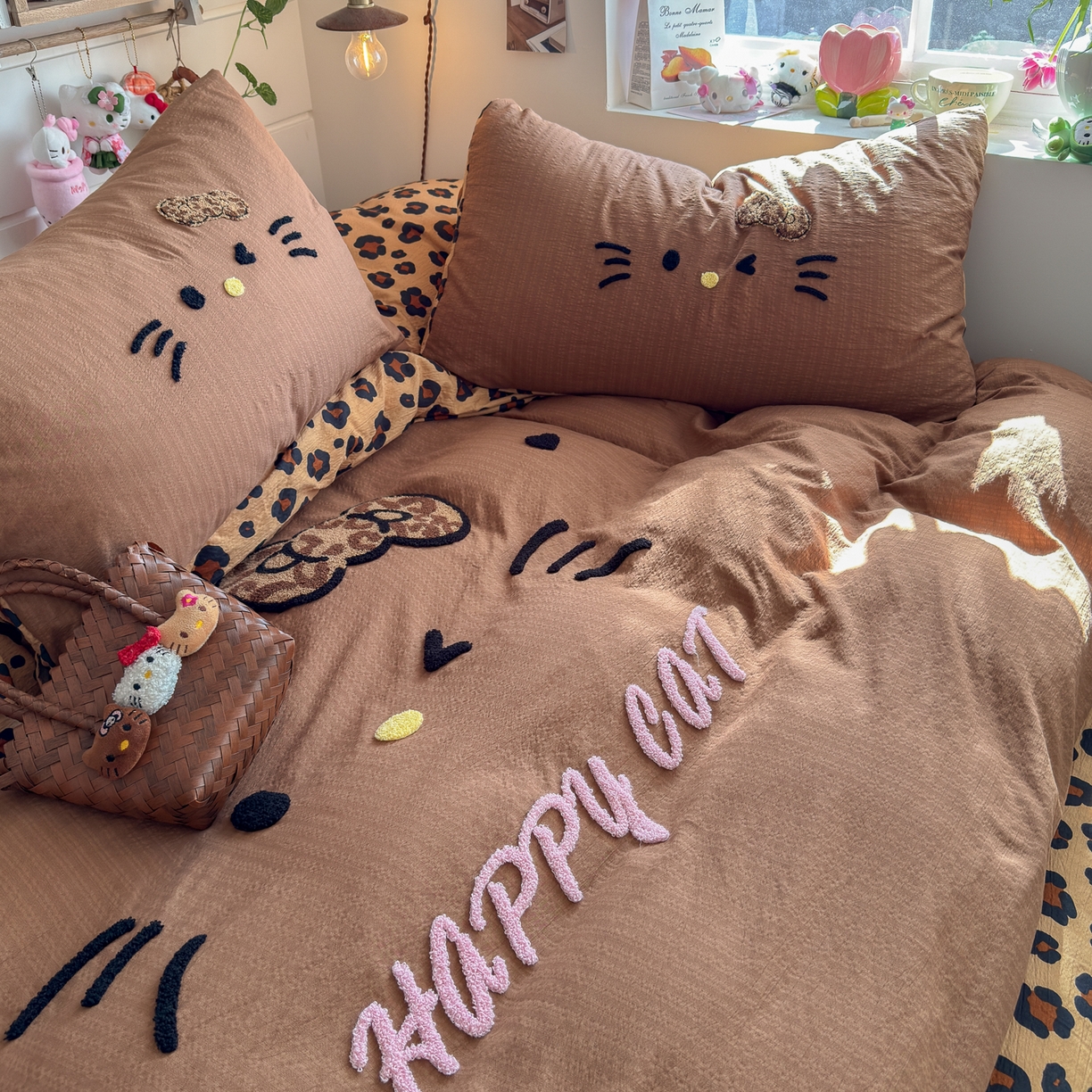 91家纺网 家纺一手货源 找家纺 卡斯诺家纺馆 2026新款皱皱棉双层纱毛巾绣四件套（下载文件包含买家秀） 摩登猫咪-咖色