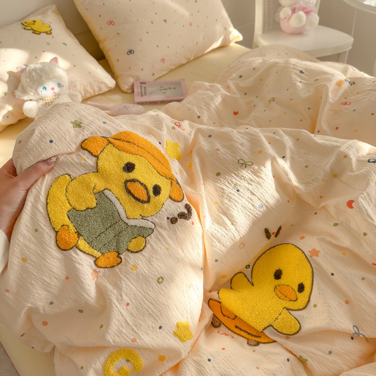 91家纺网 家纺一手货源 找家纺 卡斯诺家纺馆 2026新款皱皱棉双层纱毛巾绣四件套（下载文件包含买家秀） 开心小鸭