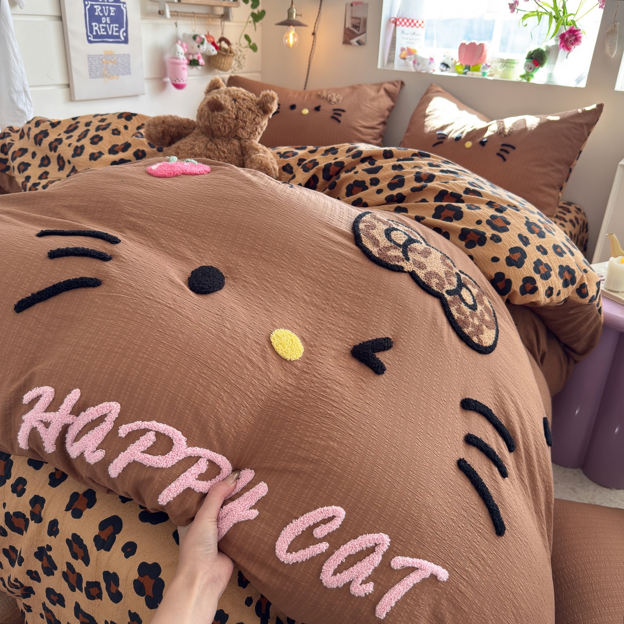 91家纺网 家纺一手货源 找家纺 卡斯诺家纺馆 2026新款皱皱棉双层纱毛巾绣四件套（下载文件包含买家秀） 摩登猫咪-咖色