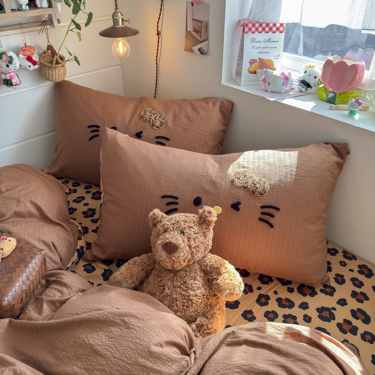 91家纺网 家纺一手货源 找家纺 卡斯诺家纺馆 2026新款皱皱棉双层纱毛巾绣四件套（下载文件包含买家秀） 摩登猫咪-咖色