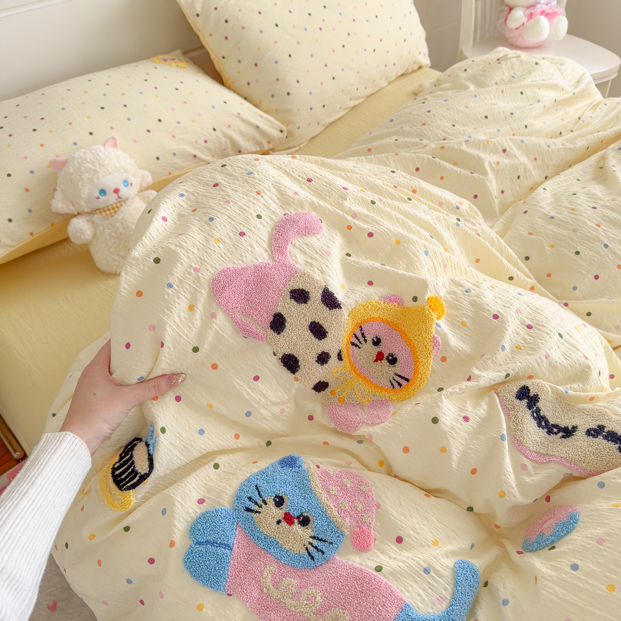 91家纺网 家纺一手货源 找家纺 卡斯诺家纺馆 2026新款皱皱棉双层纱毛巾绣四件套（下载文件包含买家秀） 快乐猫咪