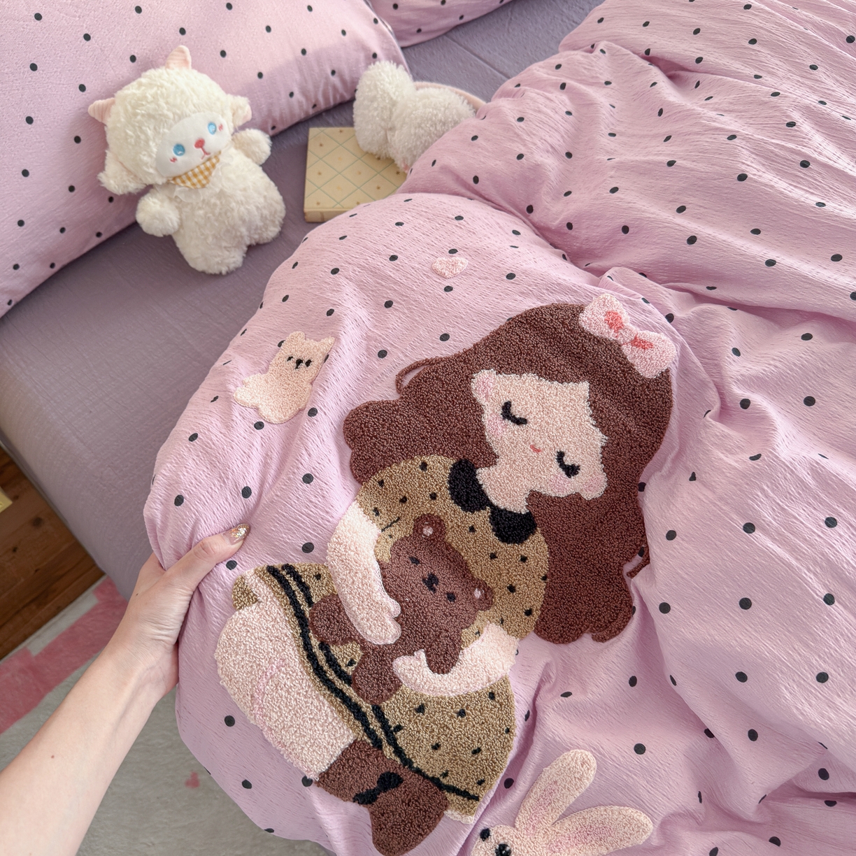 91家纺网 家纺一手货源 找家纺 卡斯诺家纺馆 2026新款皱皱棉双层纱毛巾绣四件套（下载文件包含买家秀） 时尚女孩