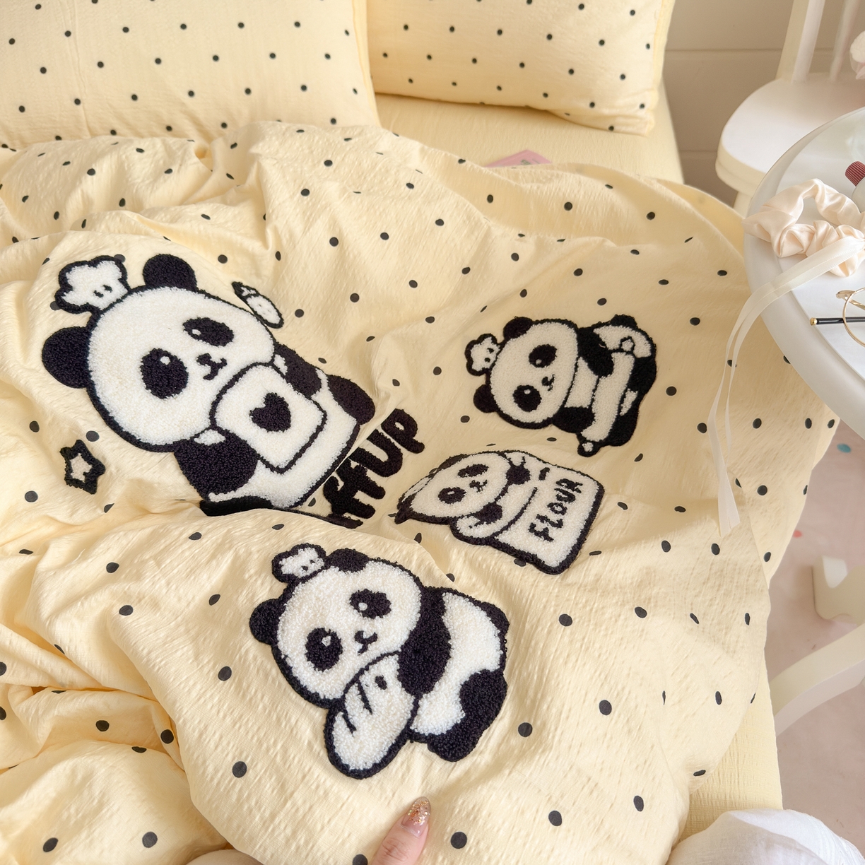 91家纺网 家纺一手货源 找家纺 卡斯诺家纺馆 2026新款皱皱棉双层纱毛巾绣四件套（下载文件包含买家秀） 黑白熊猫