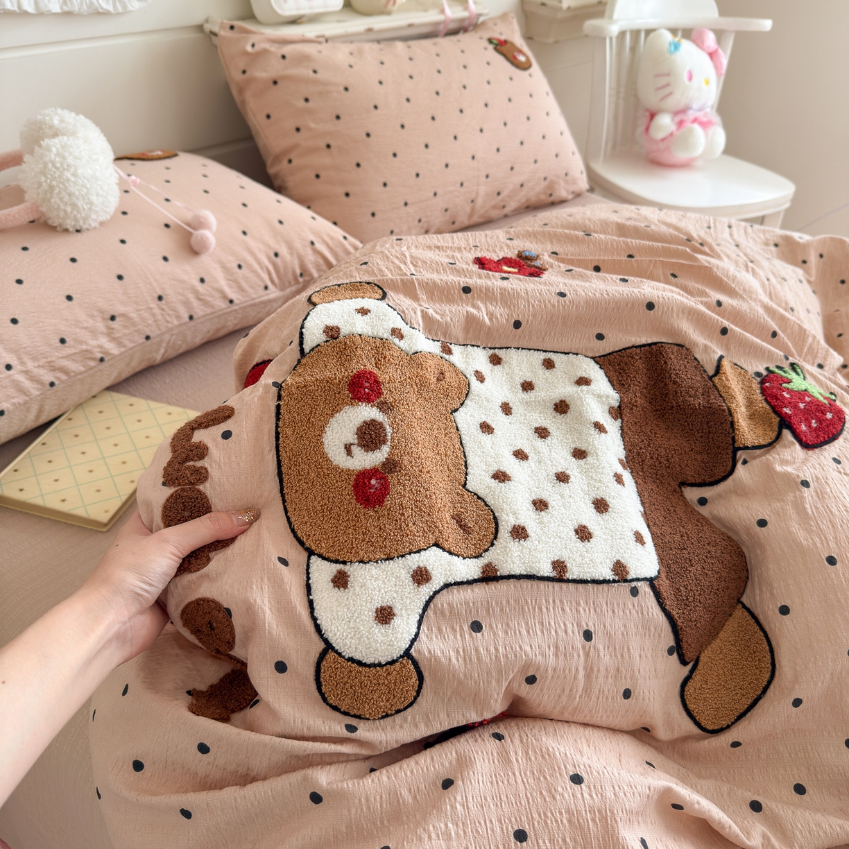 91家纺网 家纺一手货源 找家纺 卡斯诺家纺馆 2026新款皱皱棉双层纱毛巾绣四件套（下载文件包含买家秀） 倒立熊