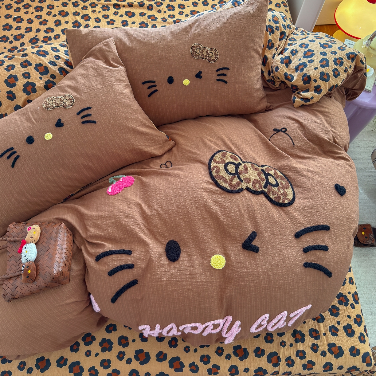 91家纺网 家纺一手货源 找家纺 卡斯诺家纺馆 2026新款皱皱棉双层纱毛巾绣四件套（下载文件包含买家秀） 摩登猫咪-咖色